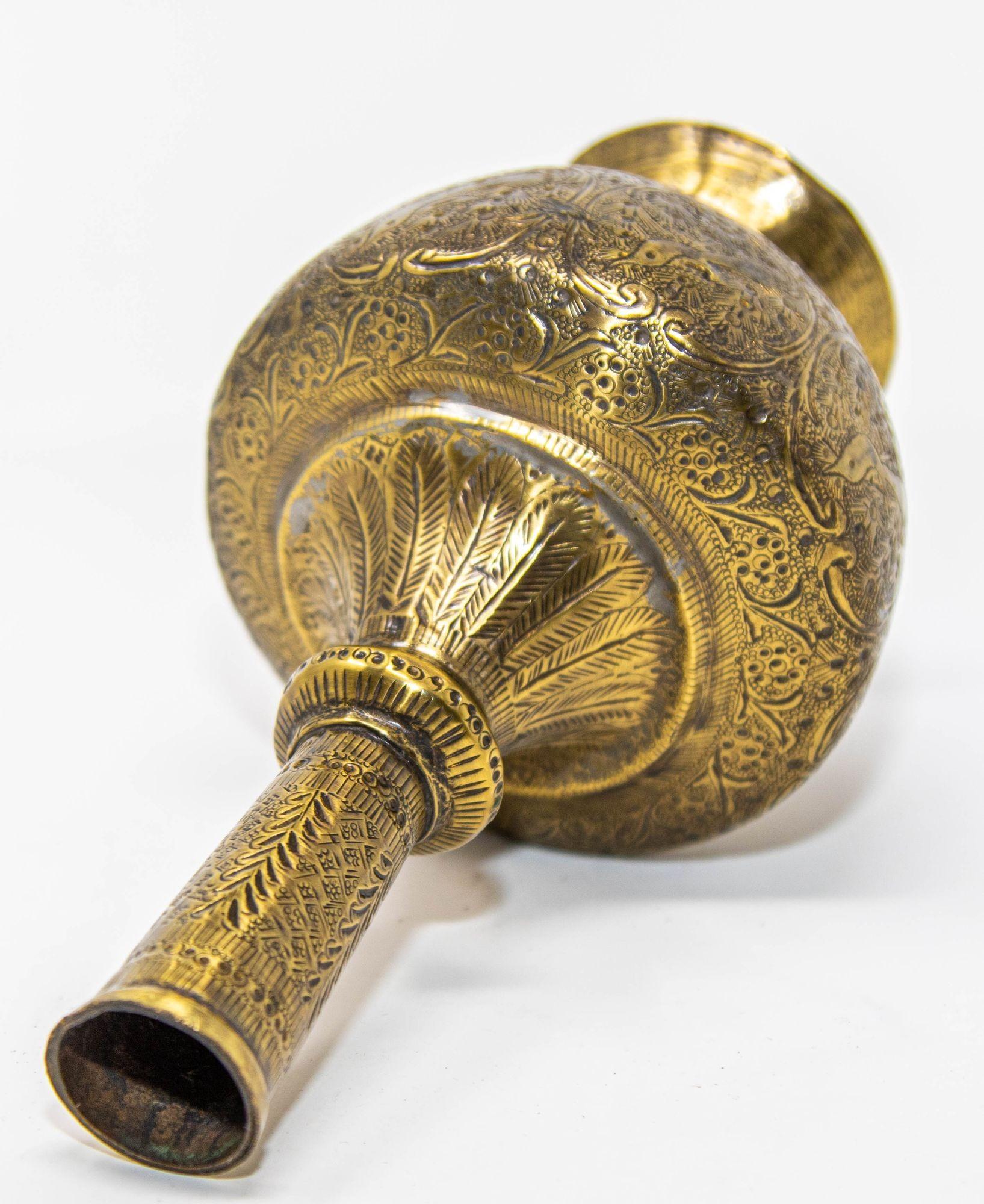Antico vaso islamico persiano in ottone inciso XIX sec. in vendita 4