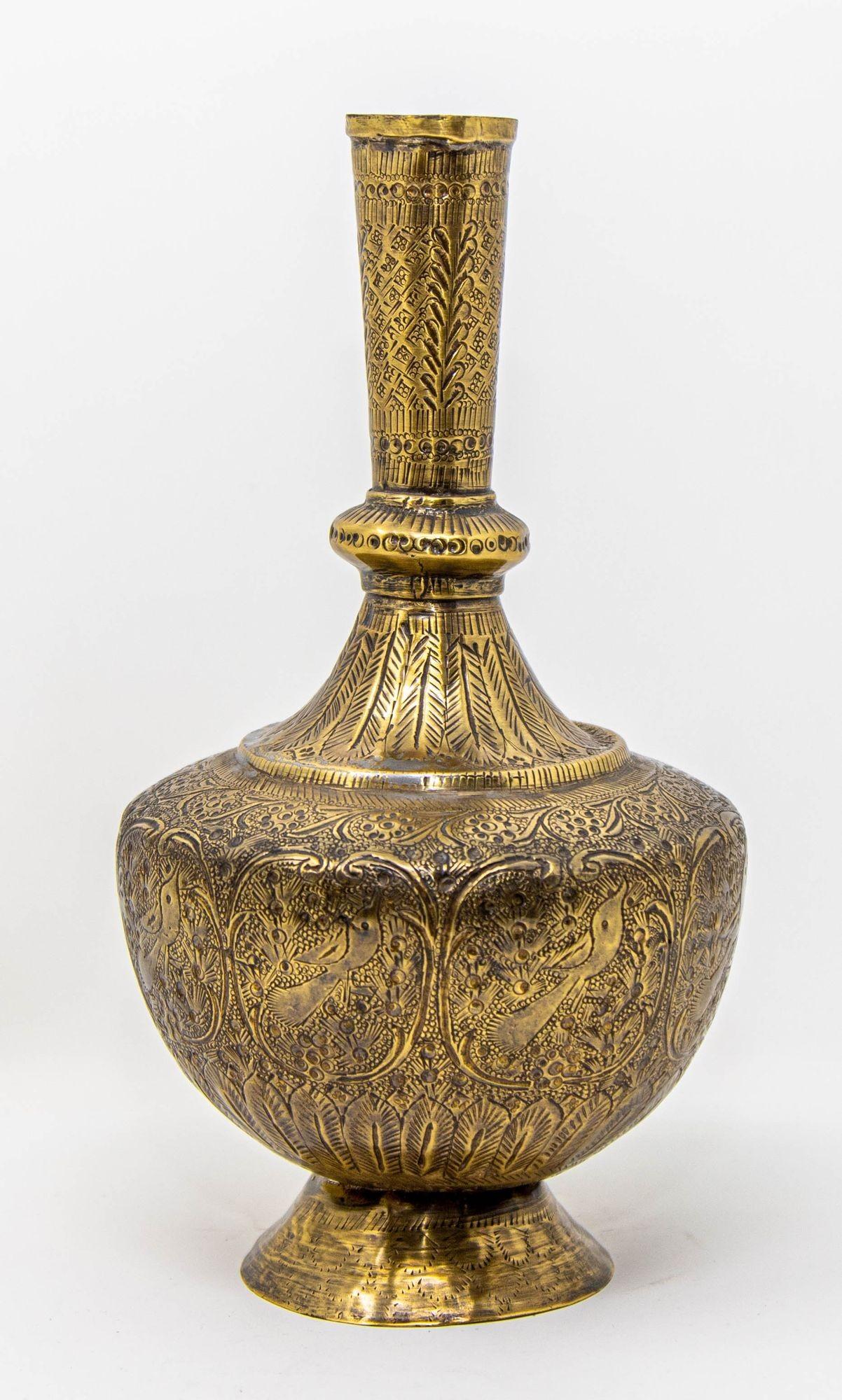 Antico vaso islamico persiano in ottone inciso XIX sec. in vendita 5