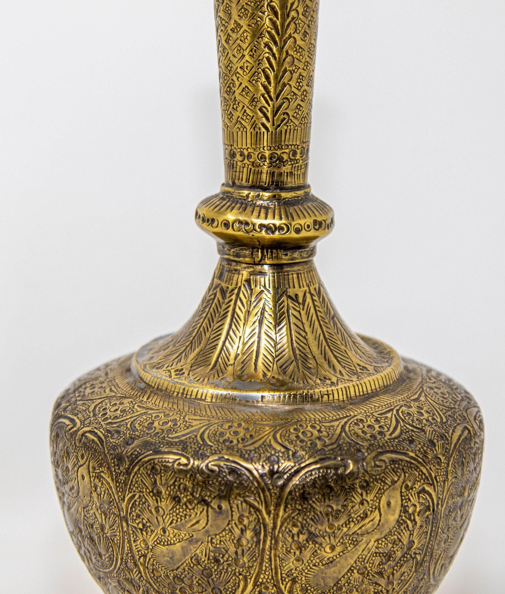 Islamico Antico vaso islamico persiano in ottone inciso XIX sec. in vendita
