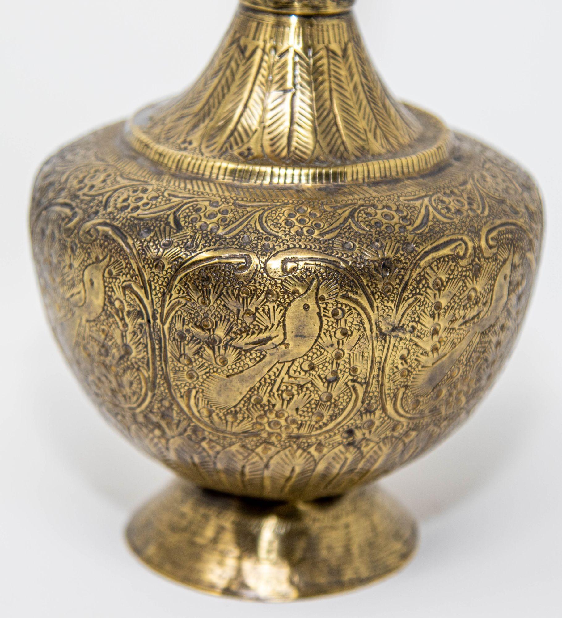 XIX secolo Antico vaso islamico persiano in ottone inciso XIX sec. in vendita