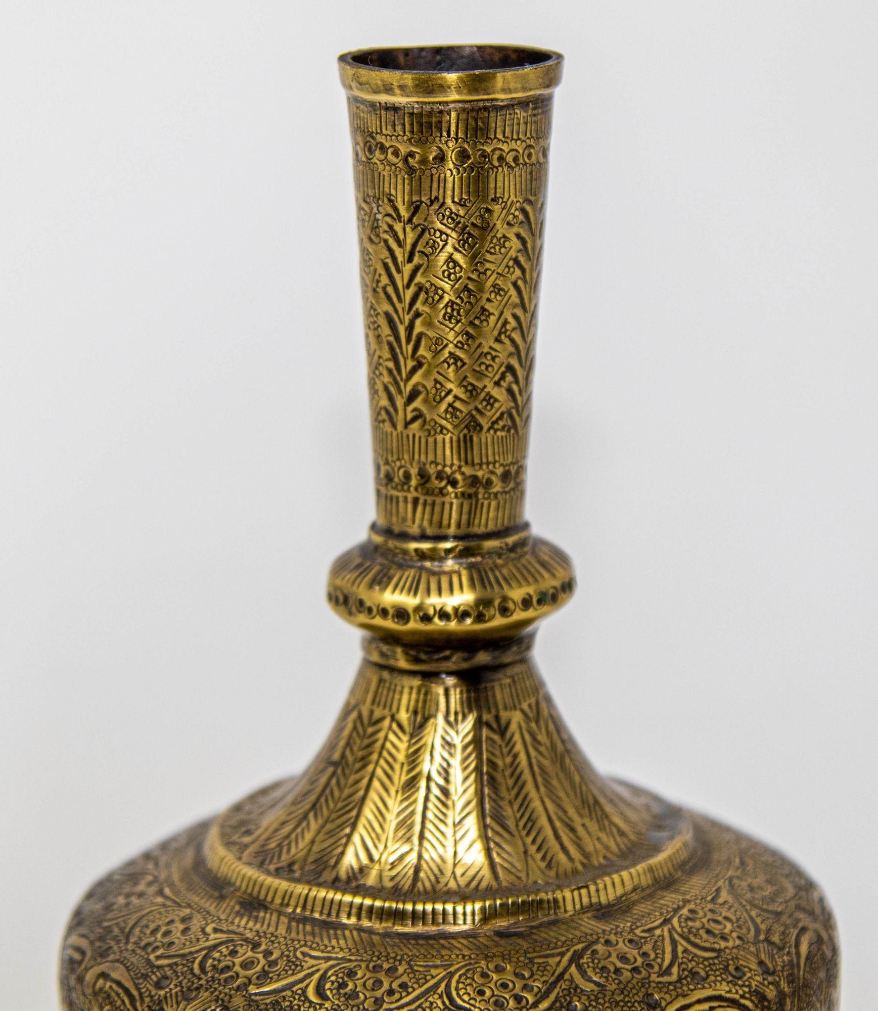Antico vaso islamico persiano in ottone inciso XIX sec. in vendita 1