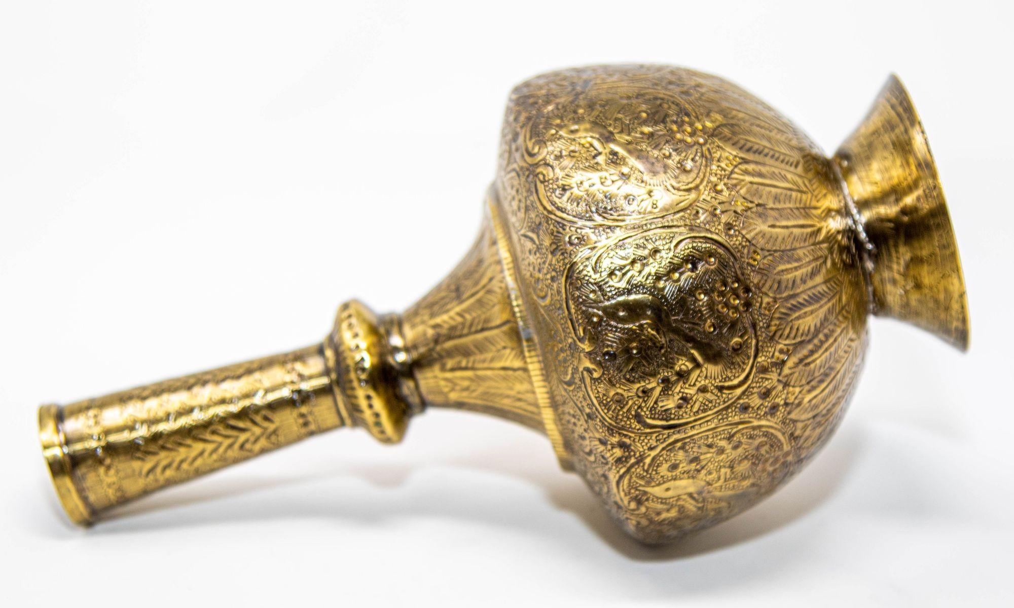 Antico vaso islamico persiano in ottone inciso XIX sec. in vendita 2