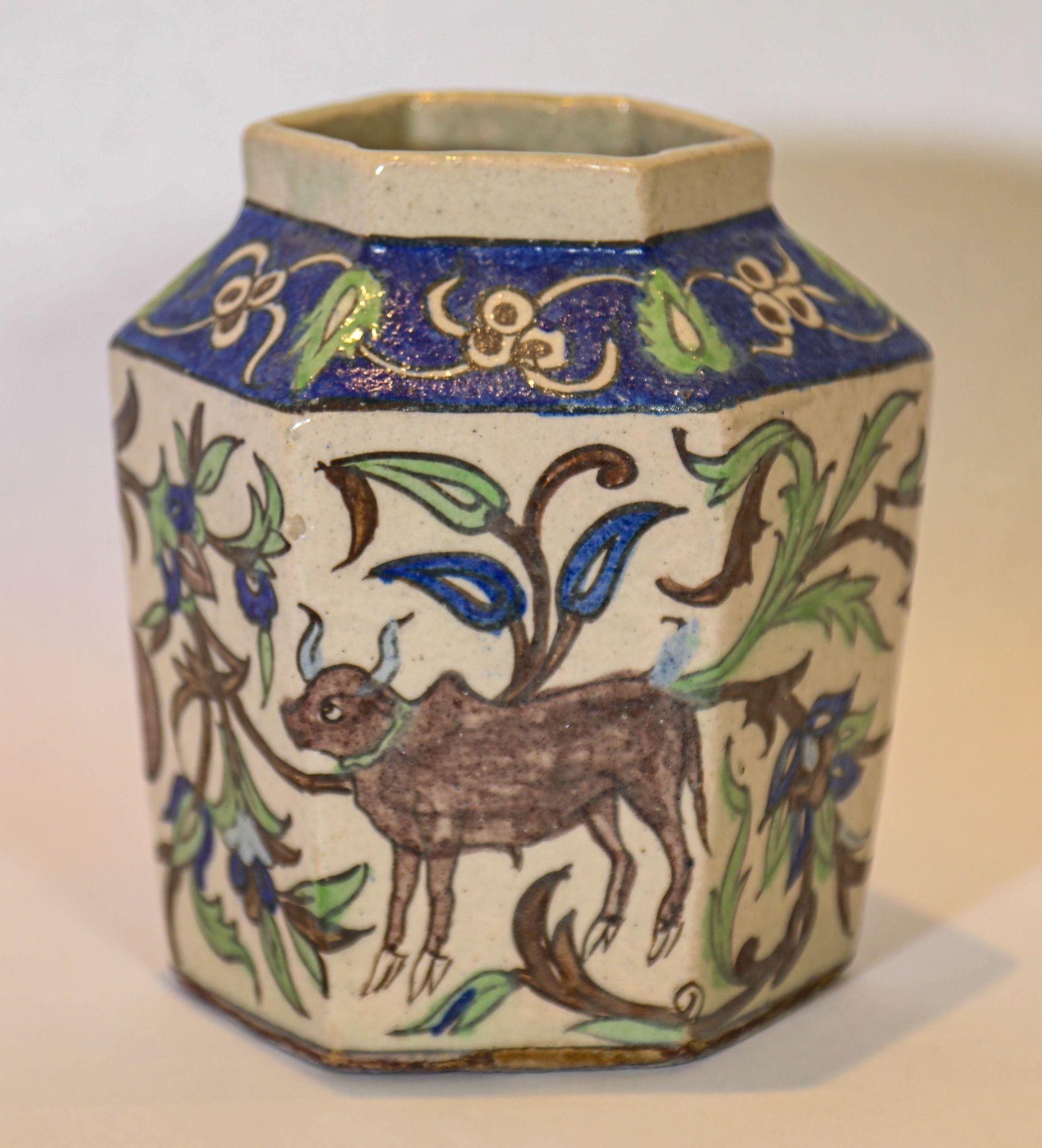 Antico vaso islamico persiano della dinastia Qajar in ceramica smaltata in vendita 4