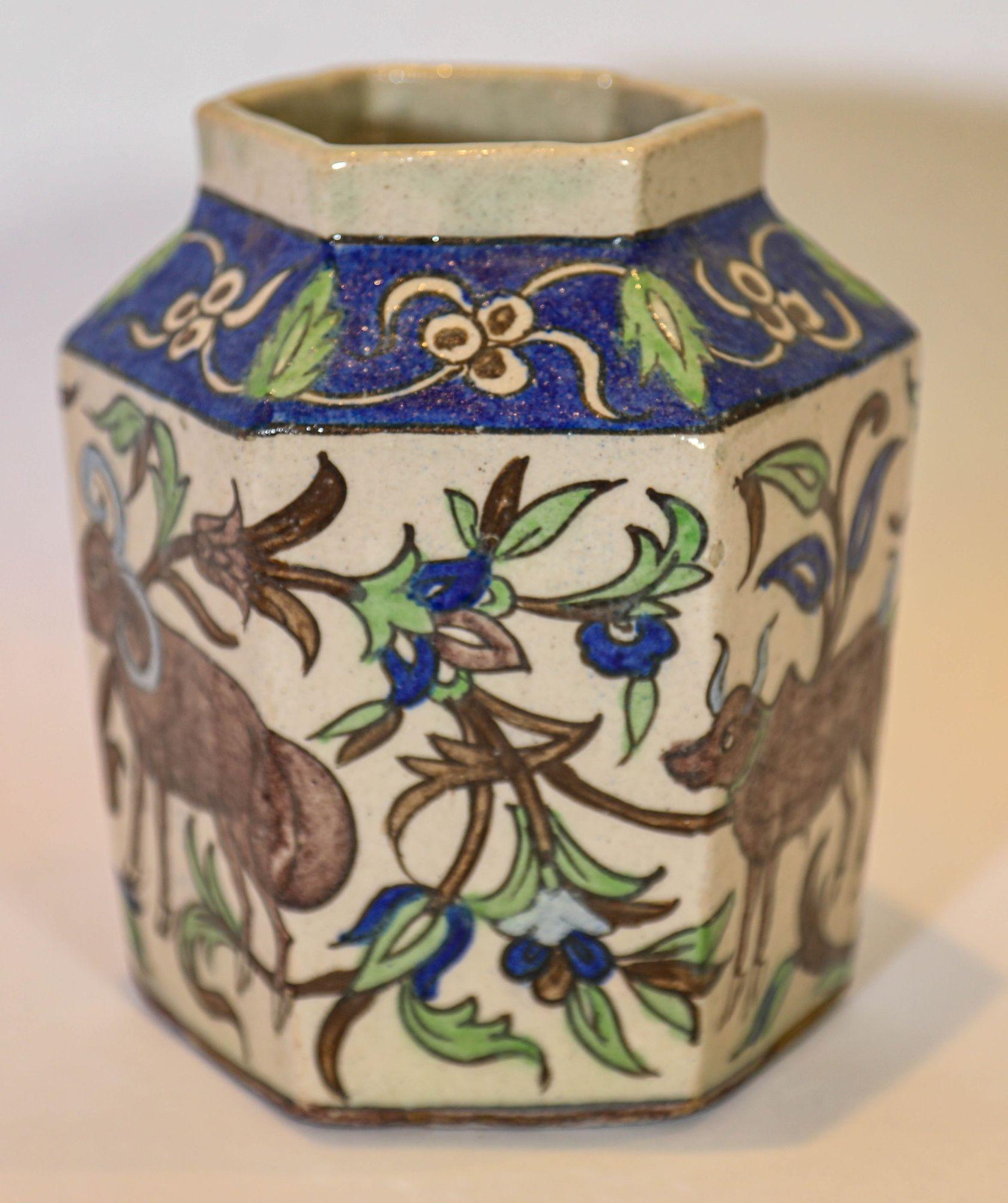 Islamico Antico vaso islamico persiano della dinastia Qajar in ceramica smaltata in vendita