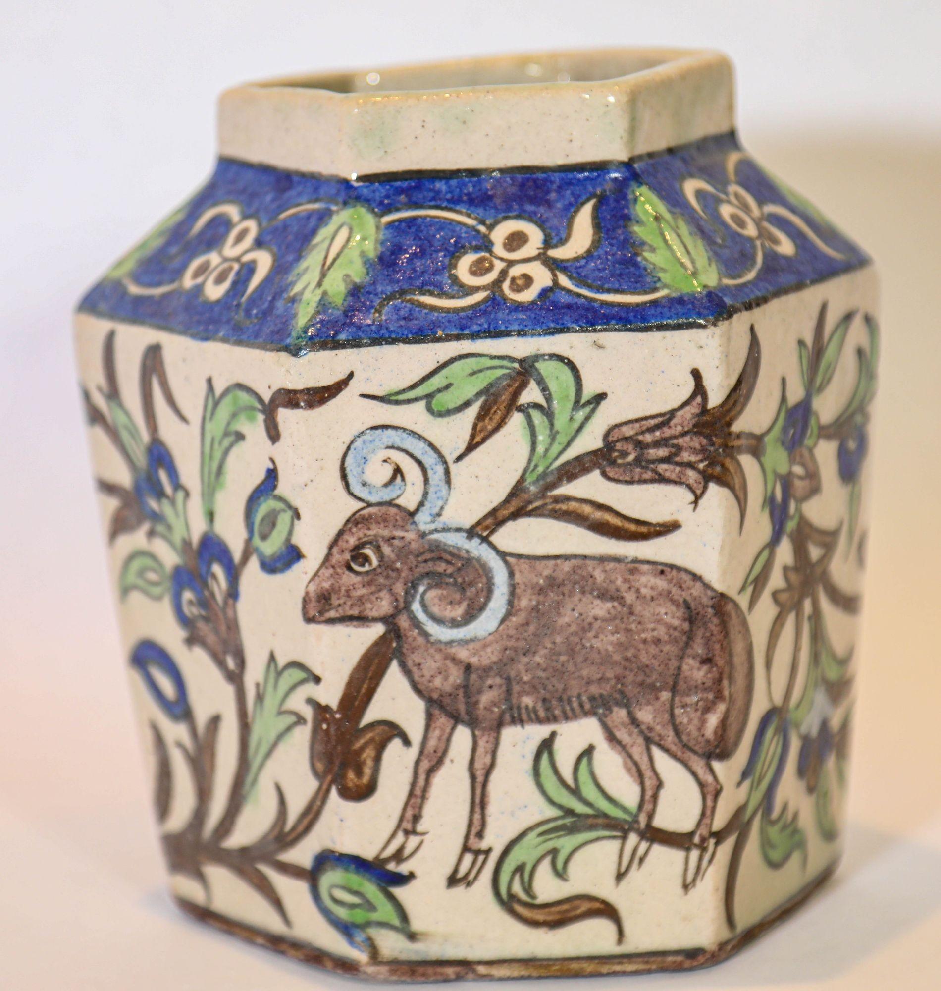 Asiatico Antico vaso islamico persiano della dinastia Qajar in ceramica smaltata in vendita