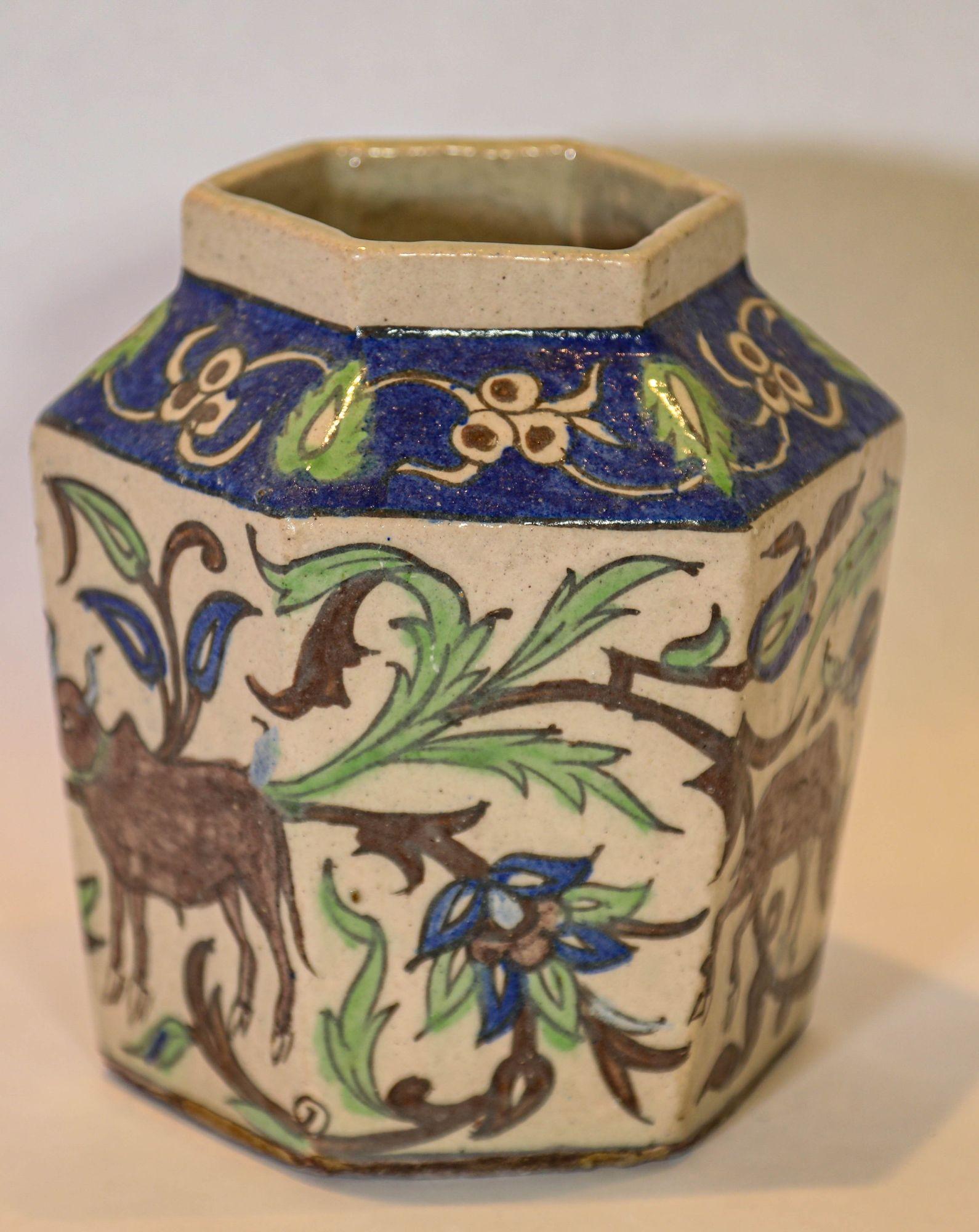 Inizio XX secolo Antico vaso islamico persiano della dinastia Qajar in ceramica smaltata in vendita