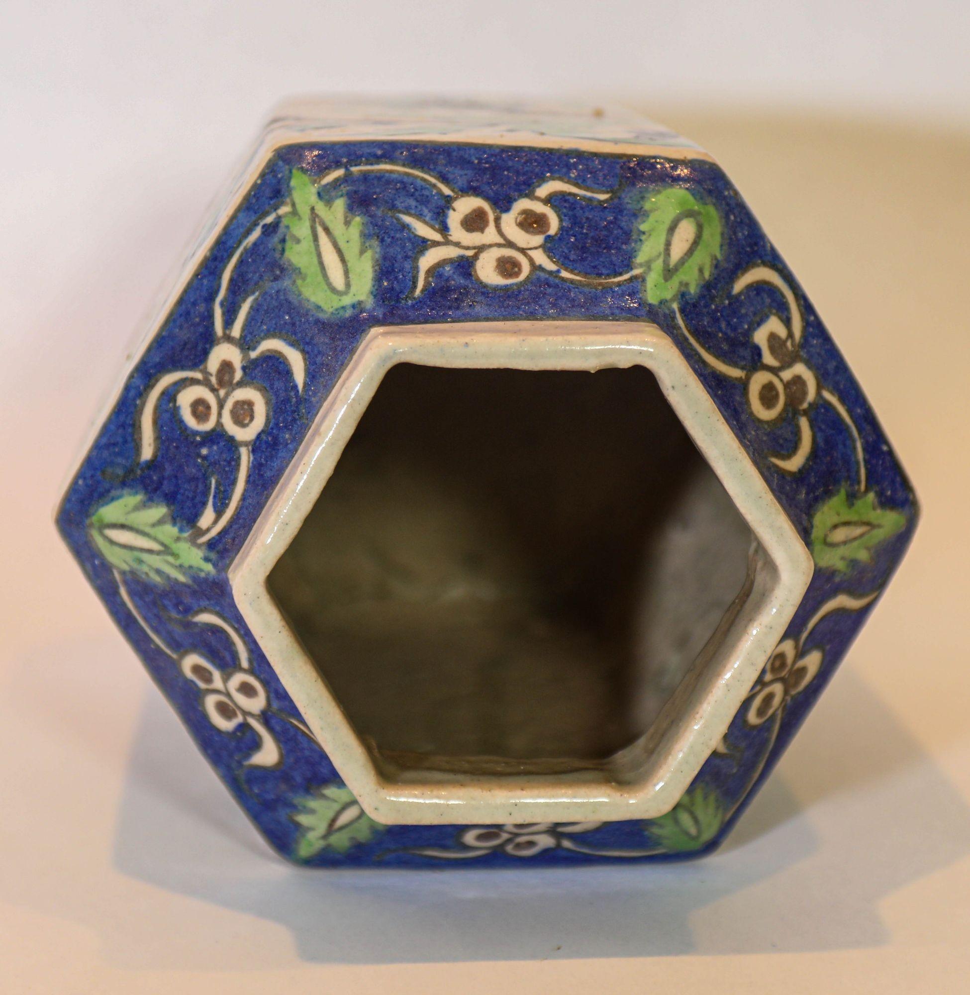 Antico vaso islamico persiano della dinastia Qajar in ceramica smaltata in vendita 1