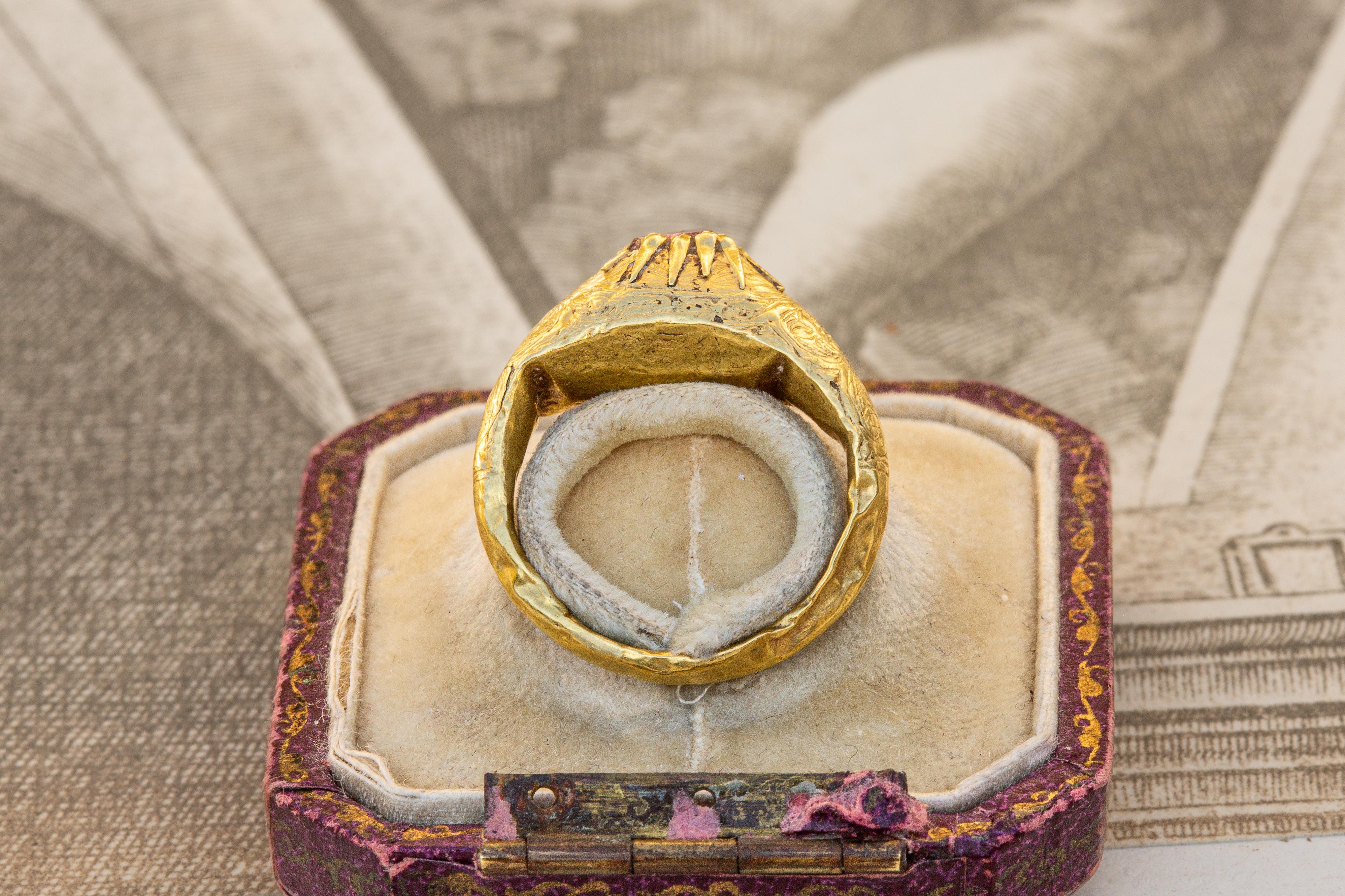 Antique Islamic Seljuk ‘Selçuklu’ Period Gold Ring with Garnet 12th Century AD 4