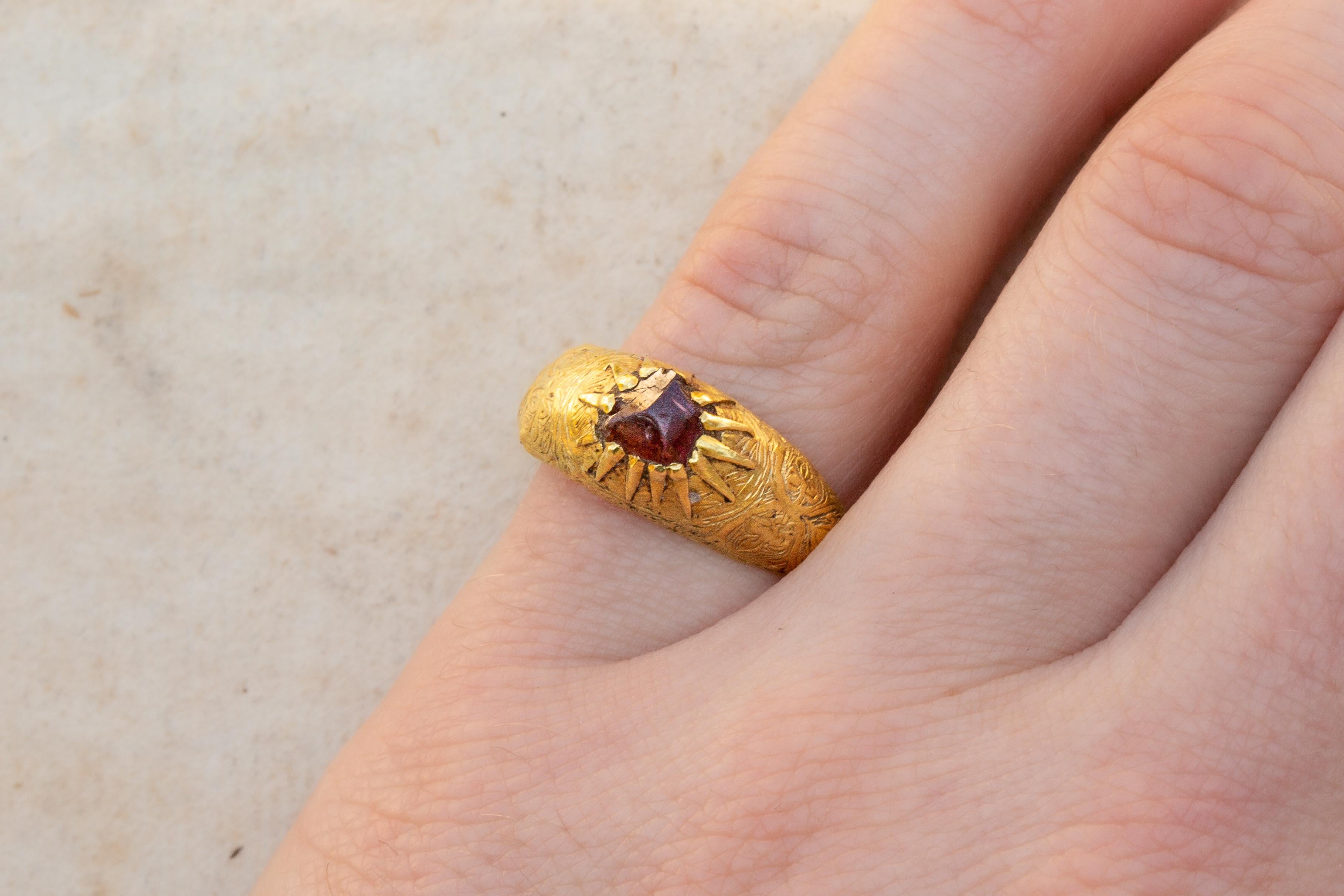 Antique Islamic Seljuk ‘Selçuklu’ Period Gold Ring with Garnet 12th Century AD 6