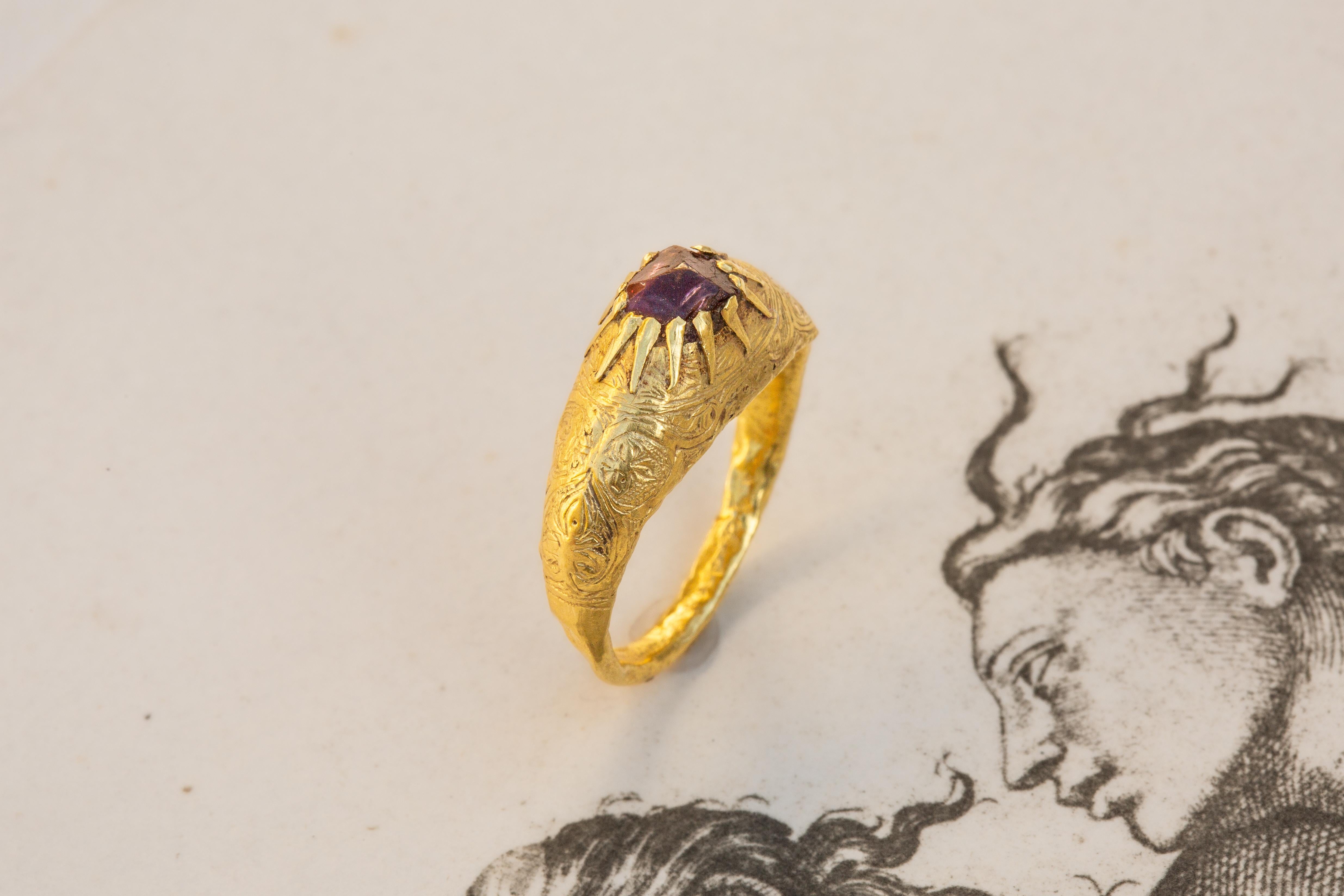 Antique Islamic Seljuk ‘Selçuklu’ Period Gold Ring with Garnet 12th Century AD In Fair Condition In London, GB