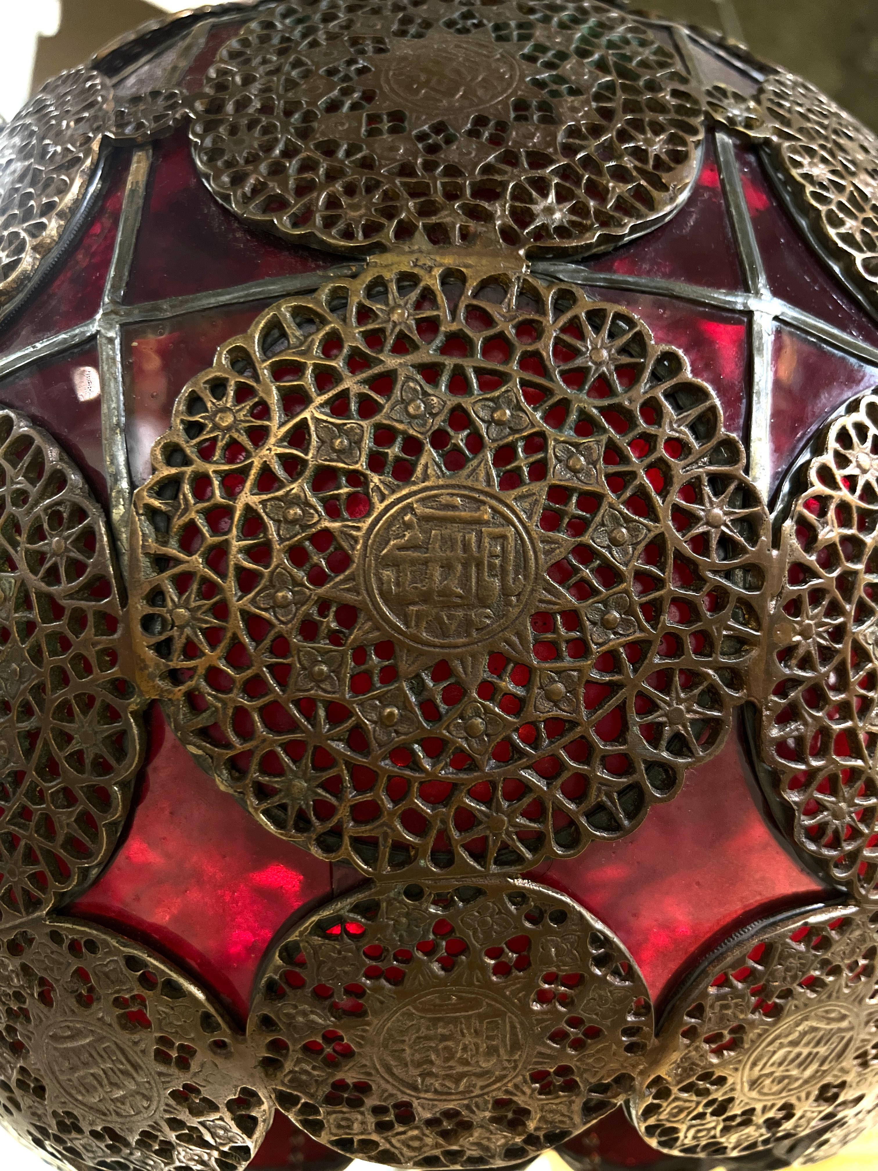 Vetro Antica lampada a sospensione islamica sferica in vetro rosso con piombo in vendita