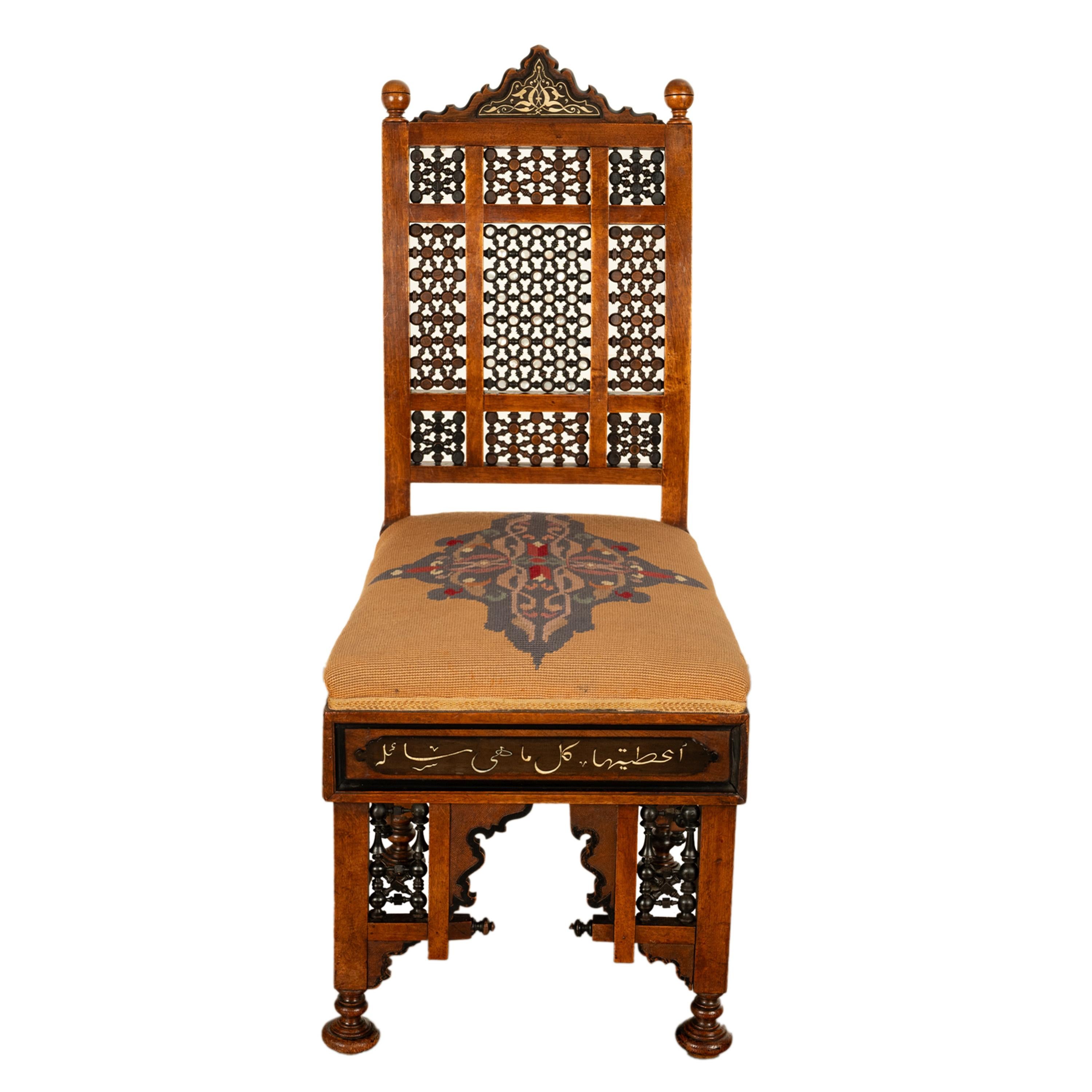 Una buona sedia antica siriana moresca intarsiata con decorazione mashrabiya e calligrafia araba, circa 1890.
Questa sedia antica levantina molto attraente ha uno schienale curvo con una coppia di terminali a sfera torniti e una cresta centrale