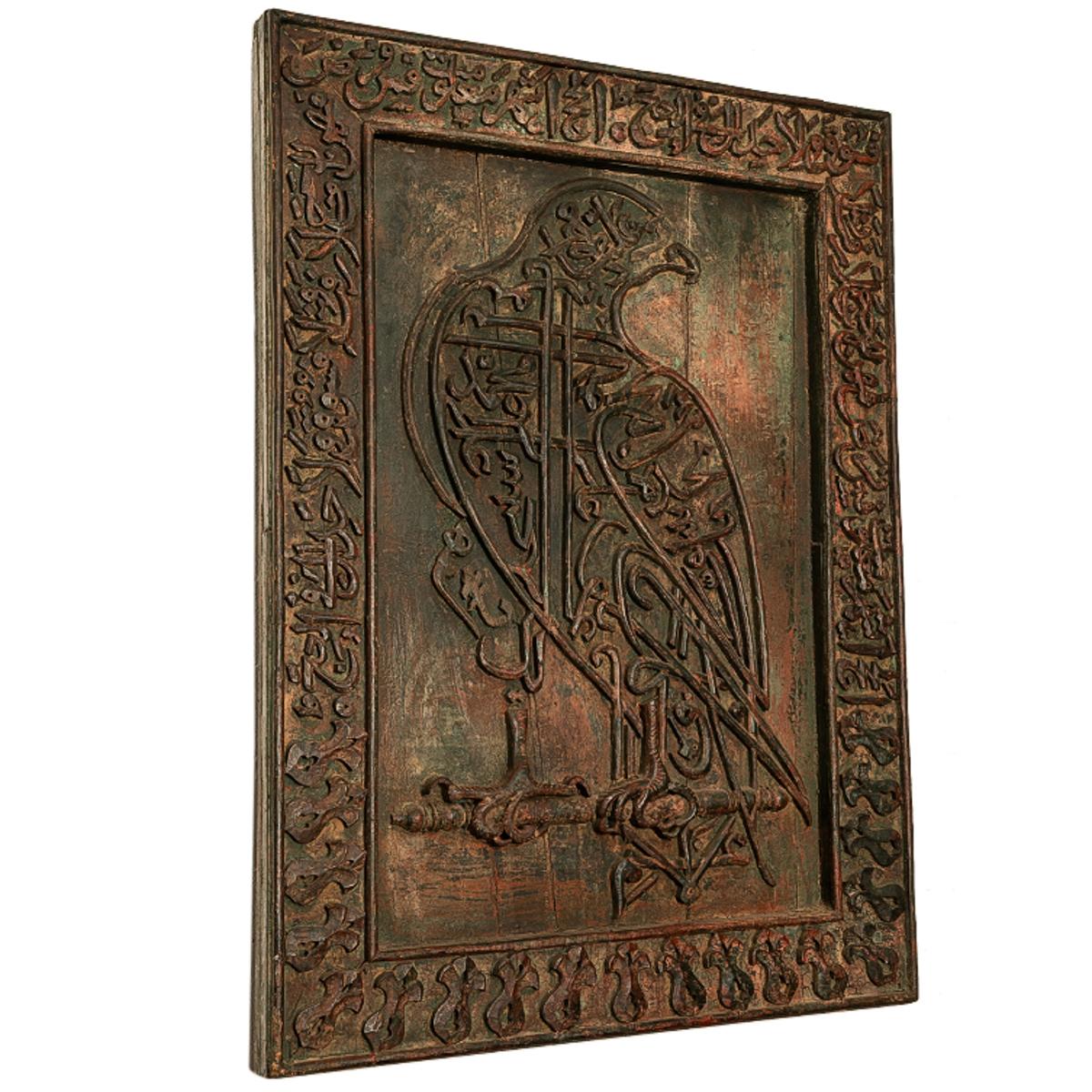 Sculpté Antiquité islamique Zoomorphique Panneau Falcon en bois sculpté Calligraphie du Coran Deccan en vente