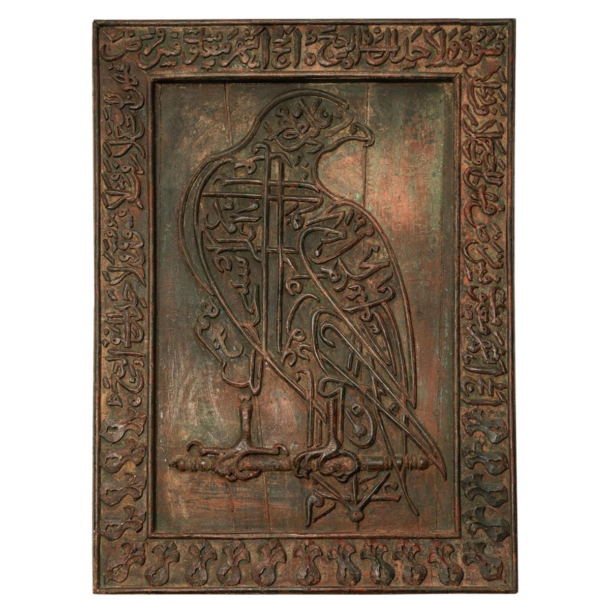 Antiquité islamique Zoomorphique Panneau Falcon en bois sculpté Calligraphie du Coran Deccan en vente