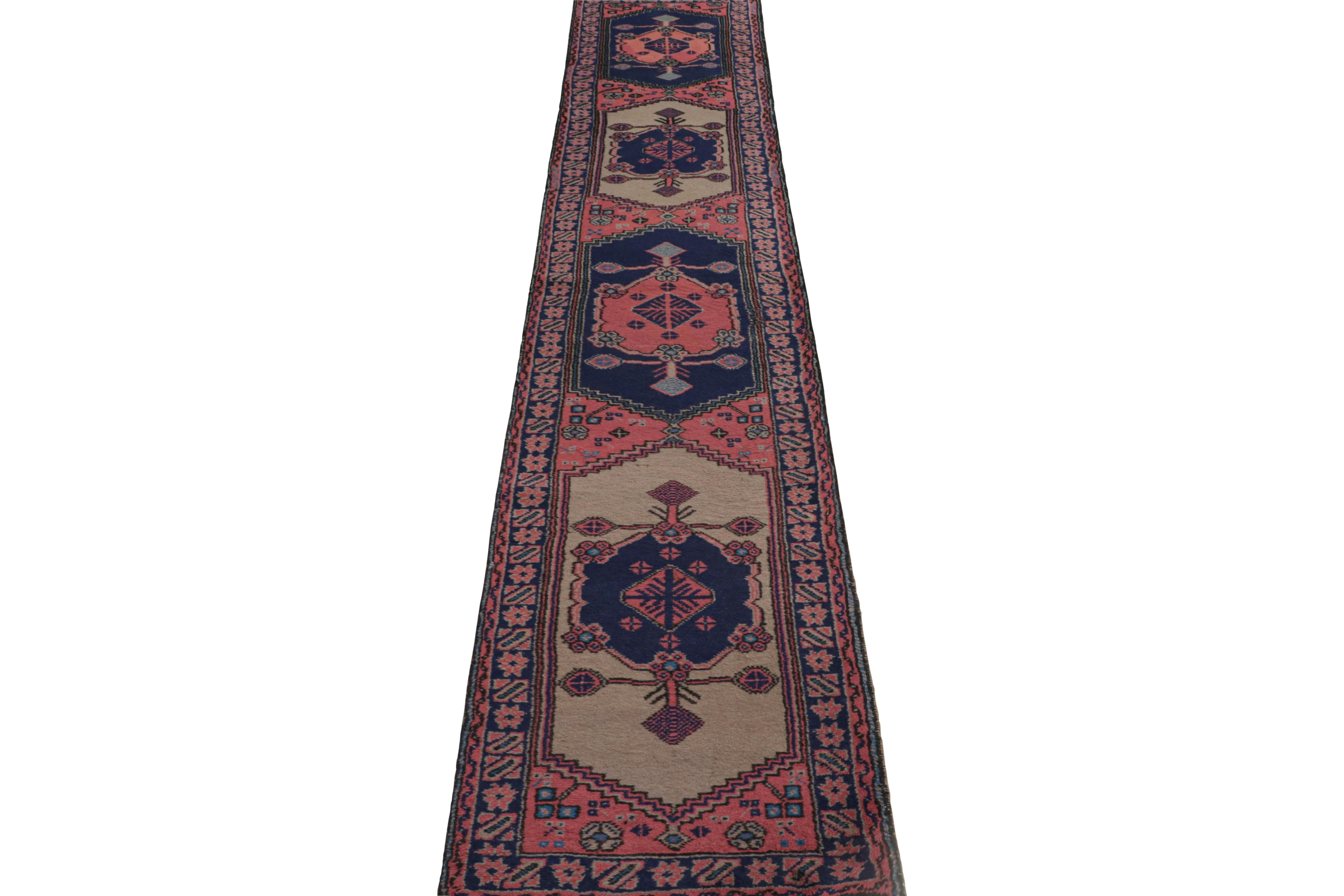 Questo tappeto runner antico Isparta 2x11 è un pezzo molto speciale di questa collezione di provenienza e antichità, annodato a mano in lana e proveniente dalla Turchia, circa 1920-1930.   

Sul design: 

Gli intenditori ammireranno questo pezzo dal