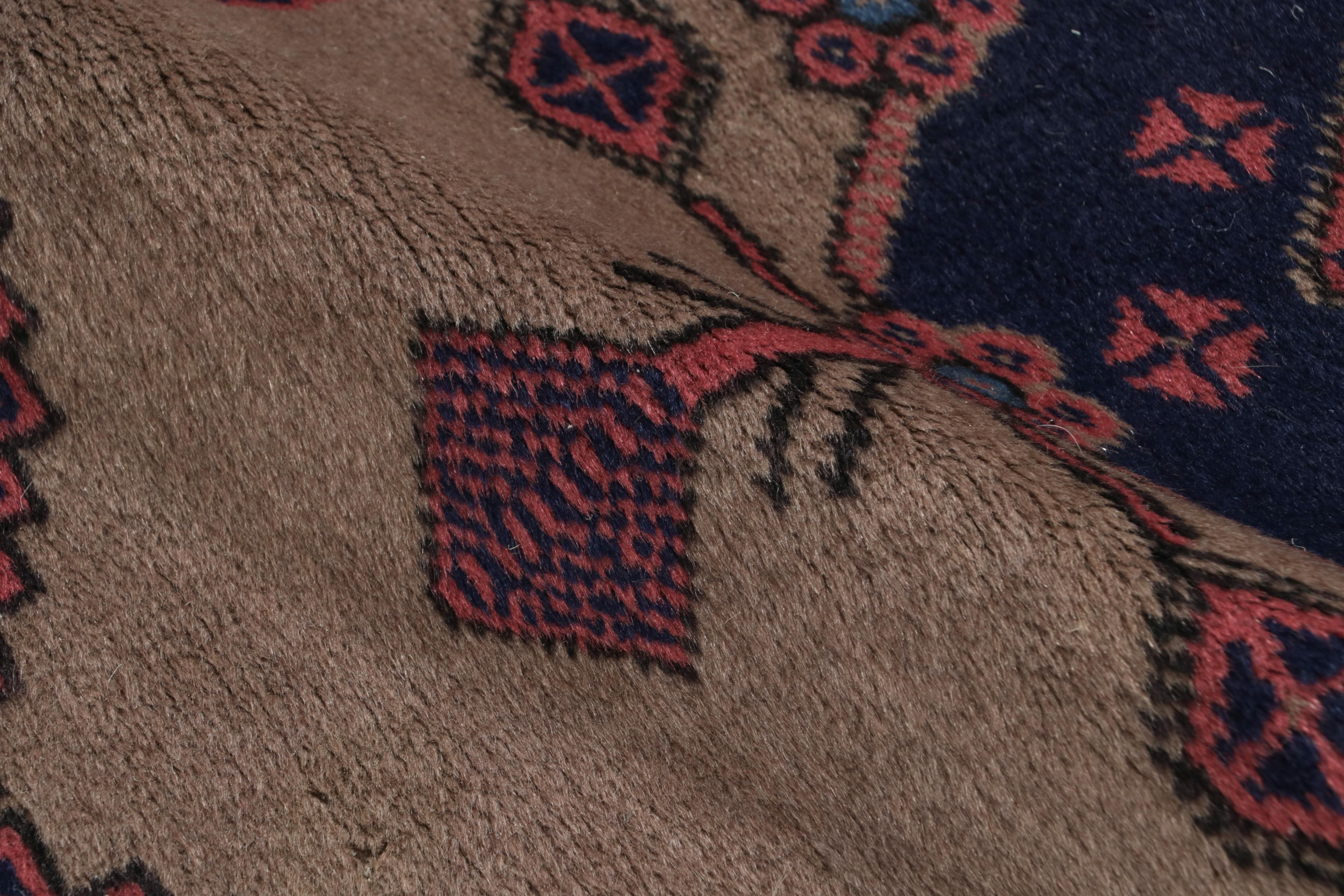 Antiker Isparta-Läufer in Rosa mit geometrischen Medaillons, von Rug & Kilim   (Wolle) im Angebot