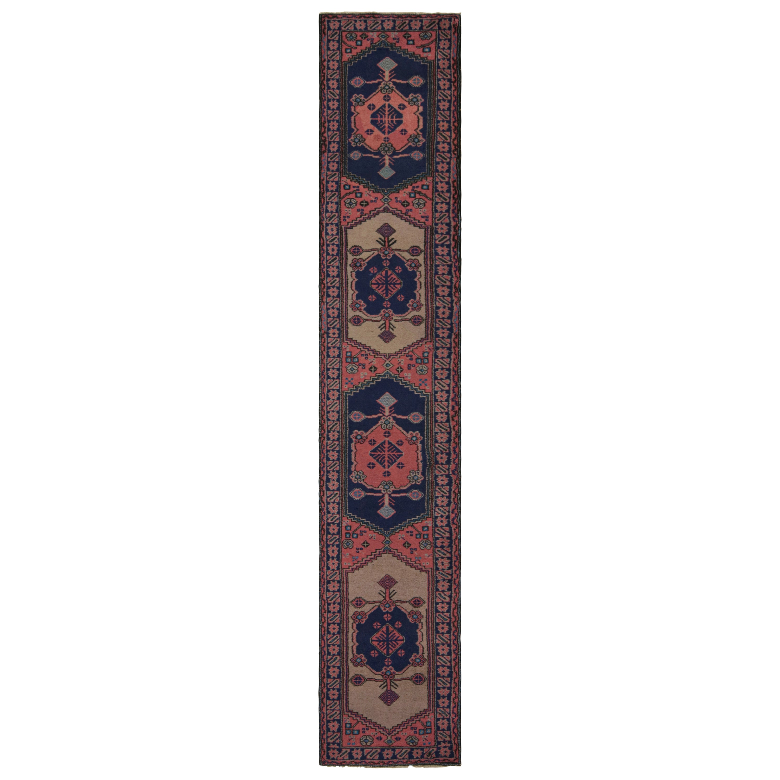 Tappeto antico Isparta Runner in rosa con medaglioni geometrici, da Rug & Kilim