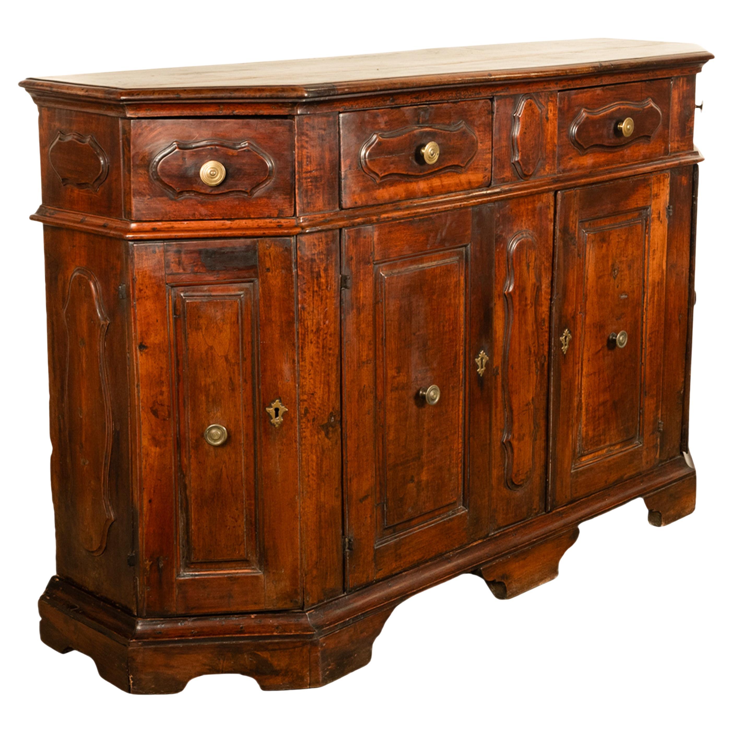 Muy buen armario barroco italiano antiguo de nogal, Toscana, hacia 1680. El armario había formado parte del Museo Conmemorativo M.H. de Young de San Francisco (ahora Museo de Young) y era propiedad de Lee Eleanor Graham, una mujer de la alta