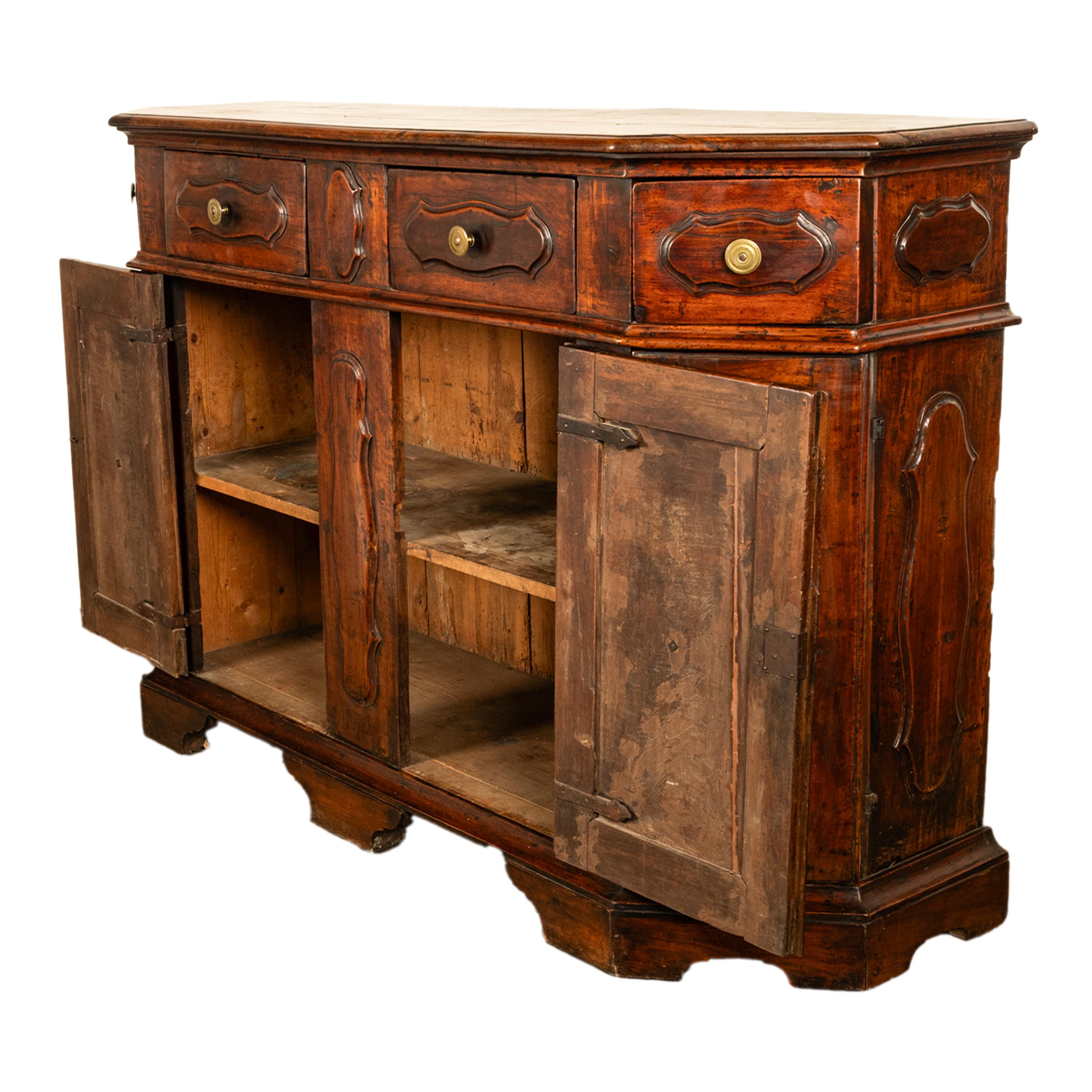 Antigua Credenza Barroca Italiana de Nogal Armario Buffet 1680 Ex Museo de Young en venta 1