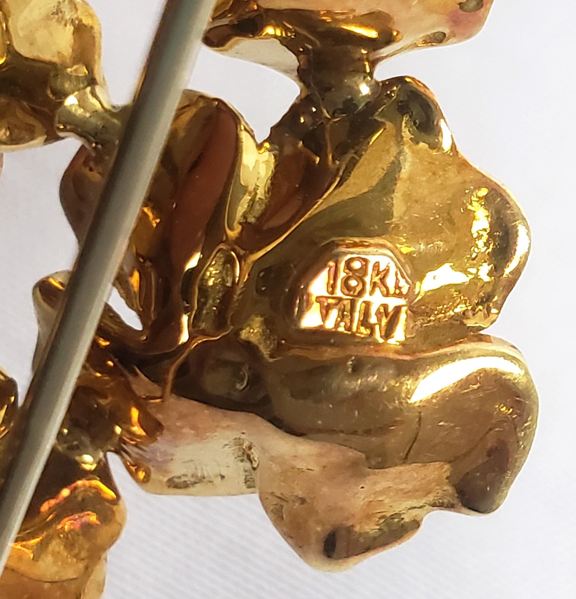 Antike italienische geblümte Brosche und Ohrringe aus 18 Karat Gelbgold mit Saphiren, Set  im Angebot 2