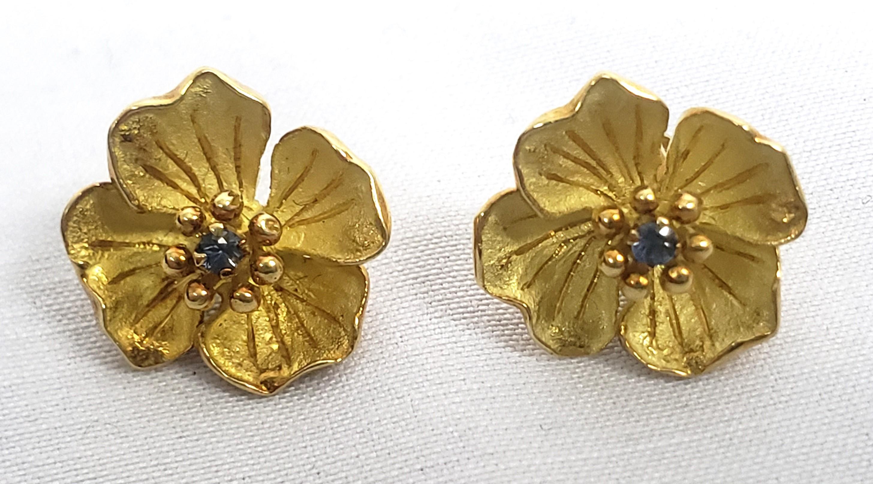 Antique Italian 18 Karat Yellow Gold & Saphire Floral Brooch & Earrings Set  For Sale 5