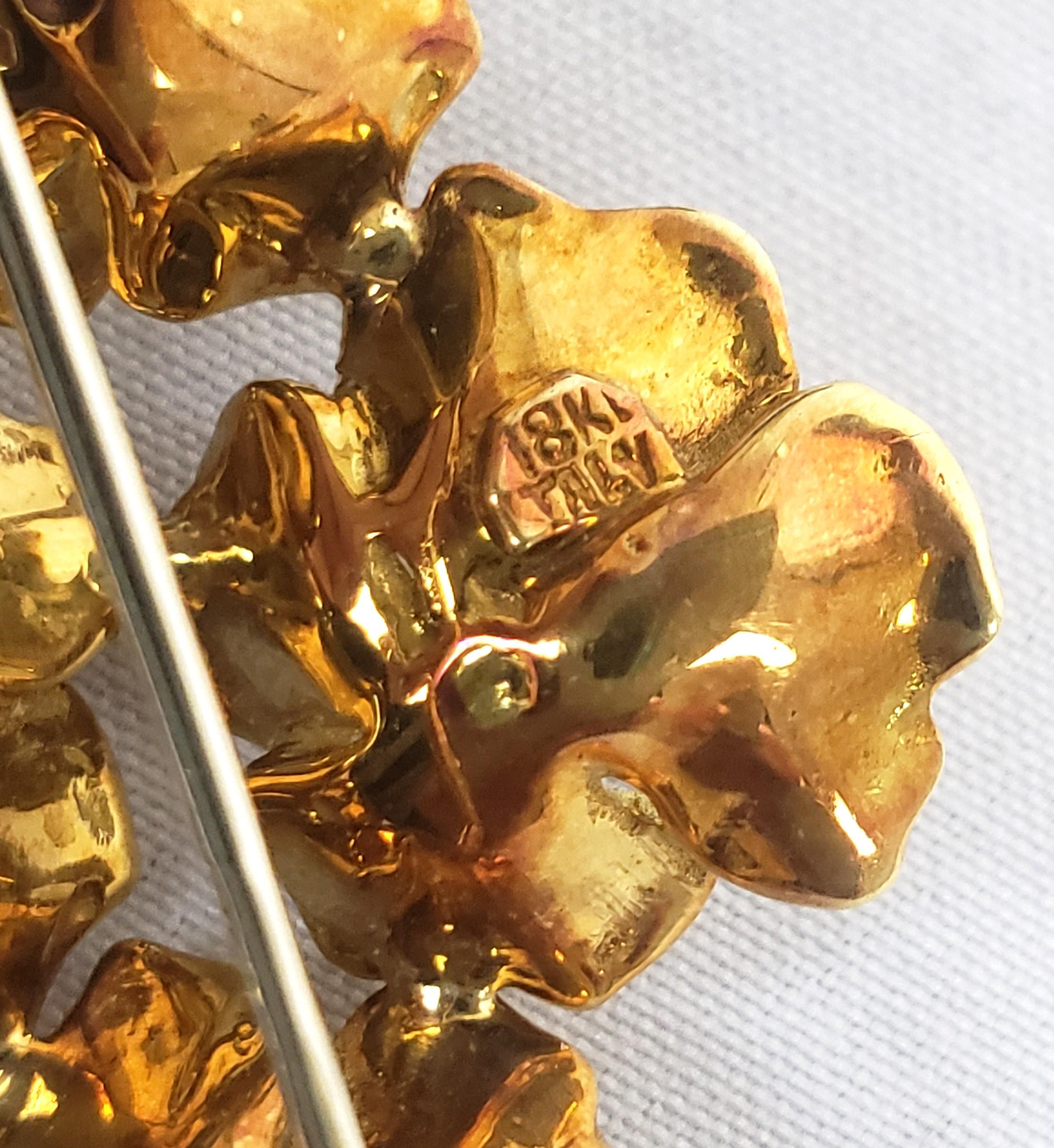 Antike italienische geblümte Brosche und Ohrringe aus 18 Karat Gelbgold mit Saphiren, Set  im Angebot 1