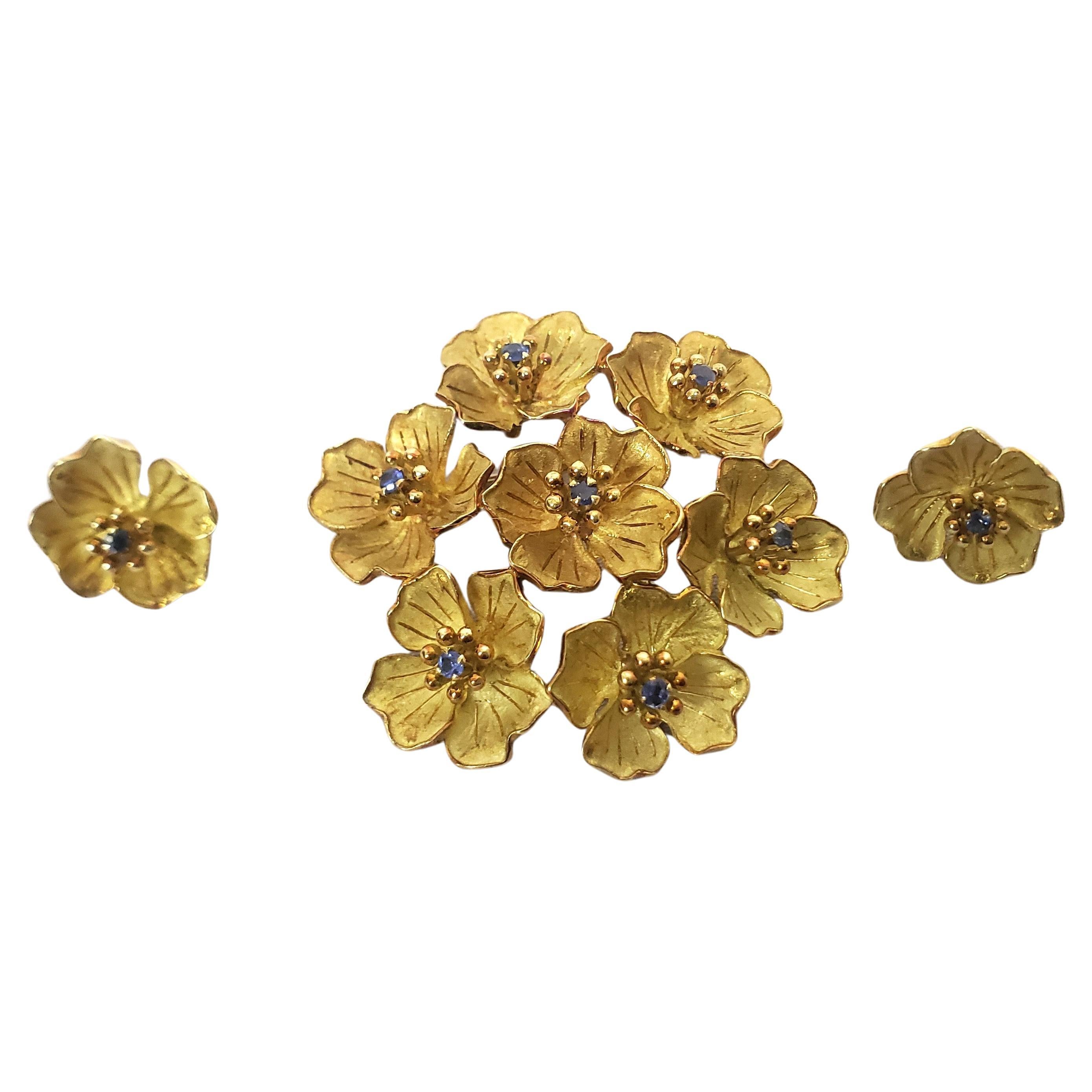 Antike italienische geblümte Brosche und Ohrringe aus 18 Karat Gelbgold mit Saphiren, Set  im Angebot