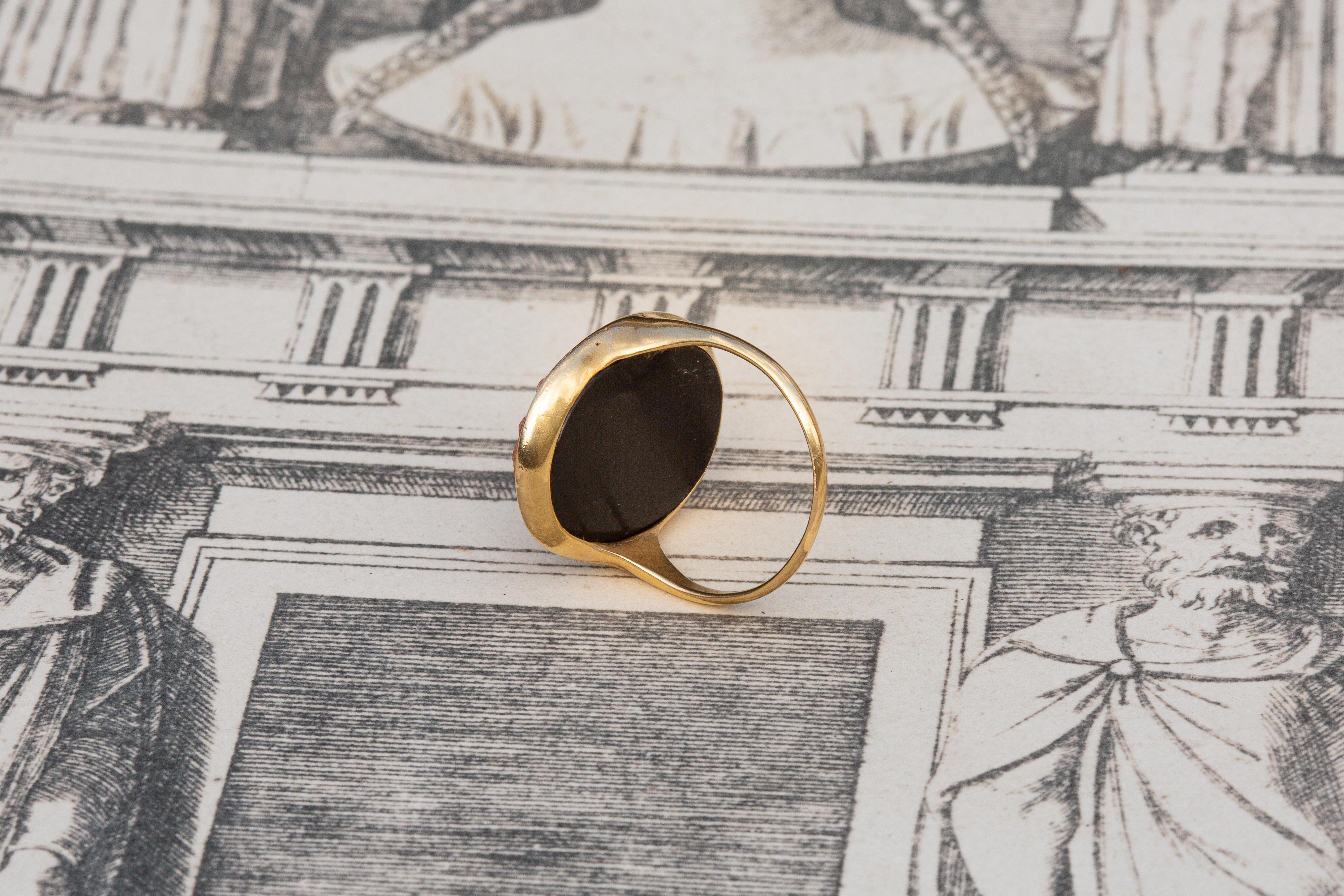 Antique Italian 18th Century Georgian Gold Cameo Ring Bust of Medusa Hardstone For Sale 2