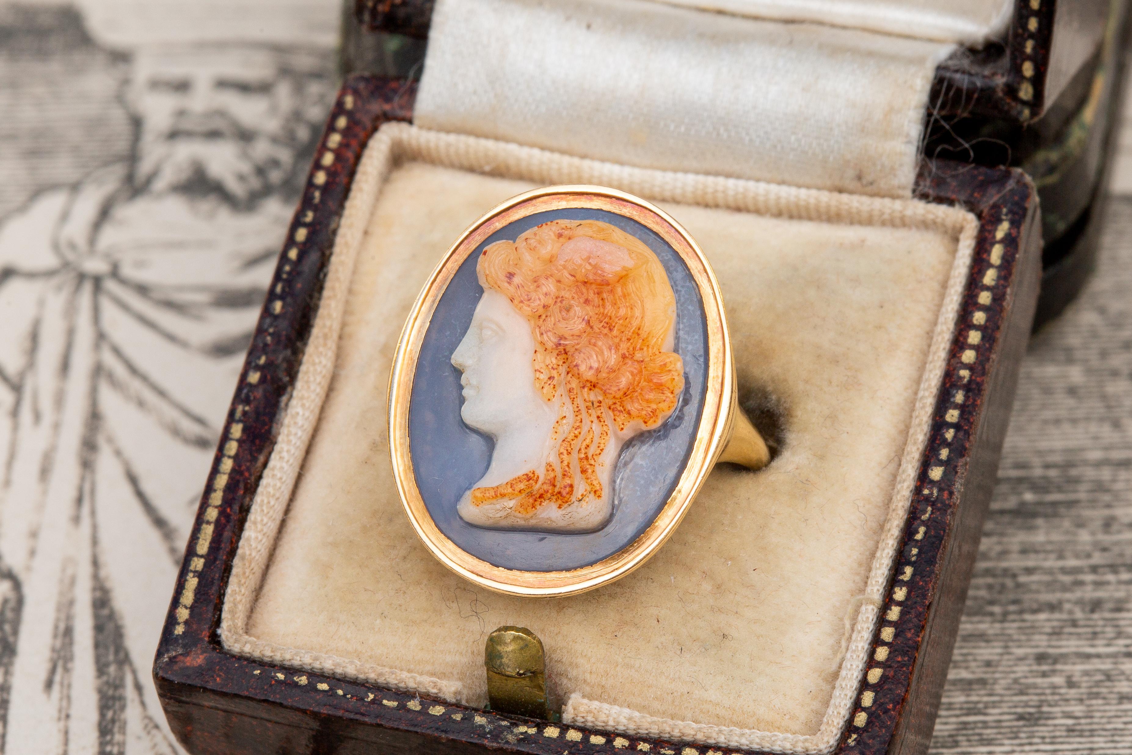 Antique Italian 18th Century Georgian Gold Cameo Ring Bust of Medusa Hardstone In Excellent Condition In London, GB