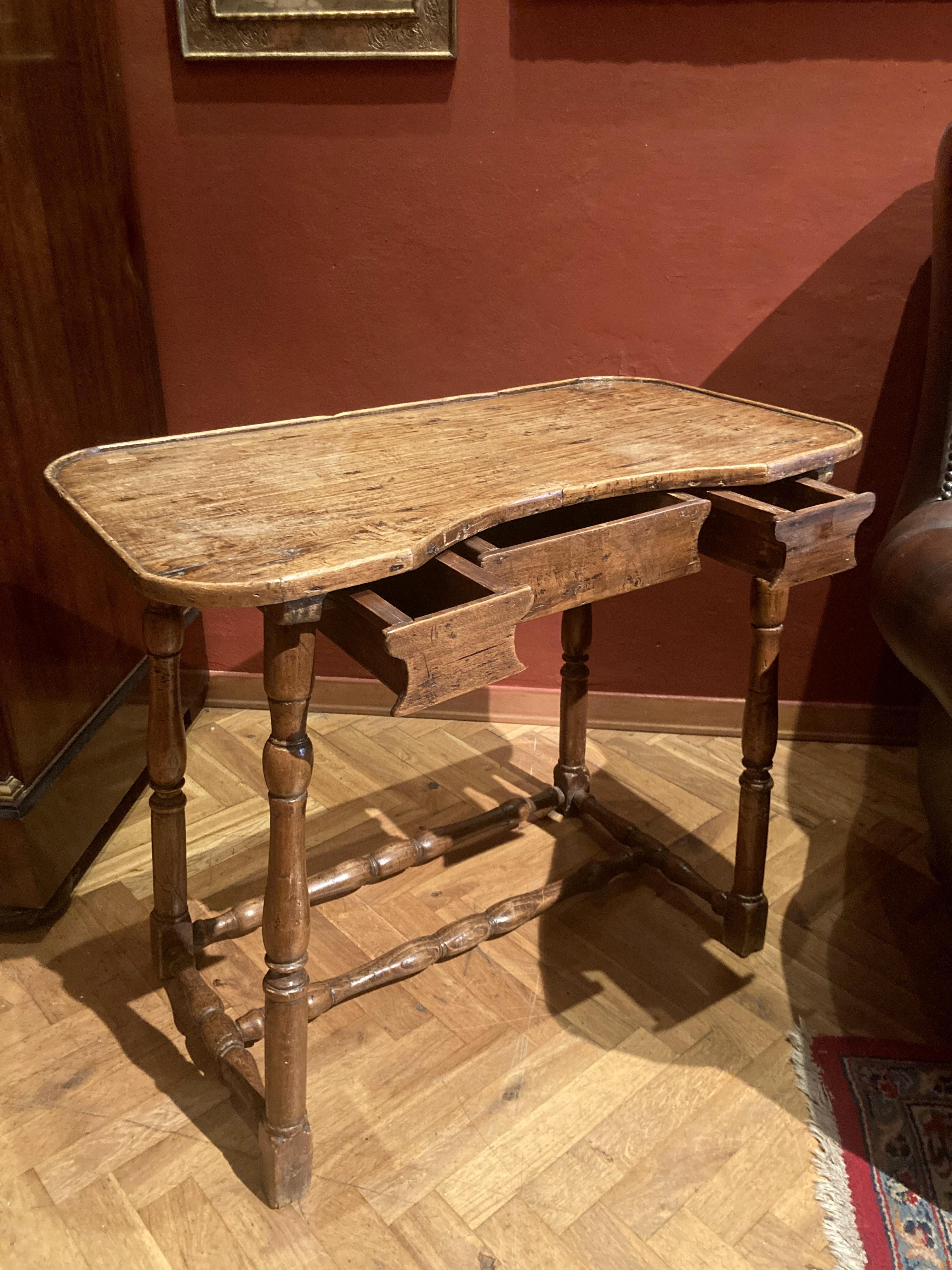 Ancienne table d'appoint italienne baroque rustique en bois du 18ème siècle avec pieds tournés  en vente 3