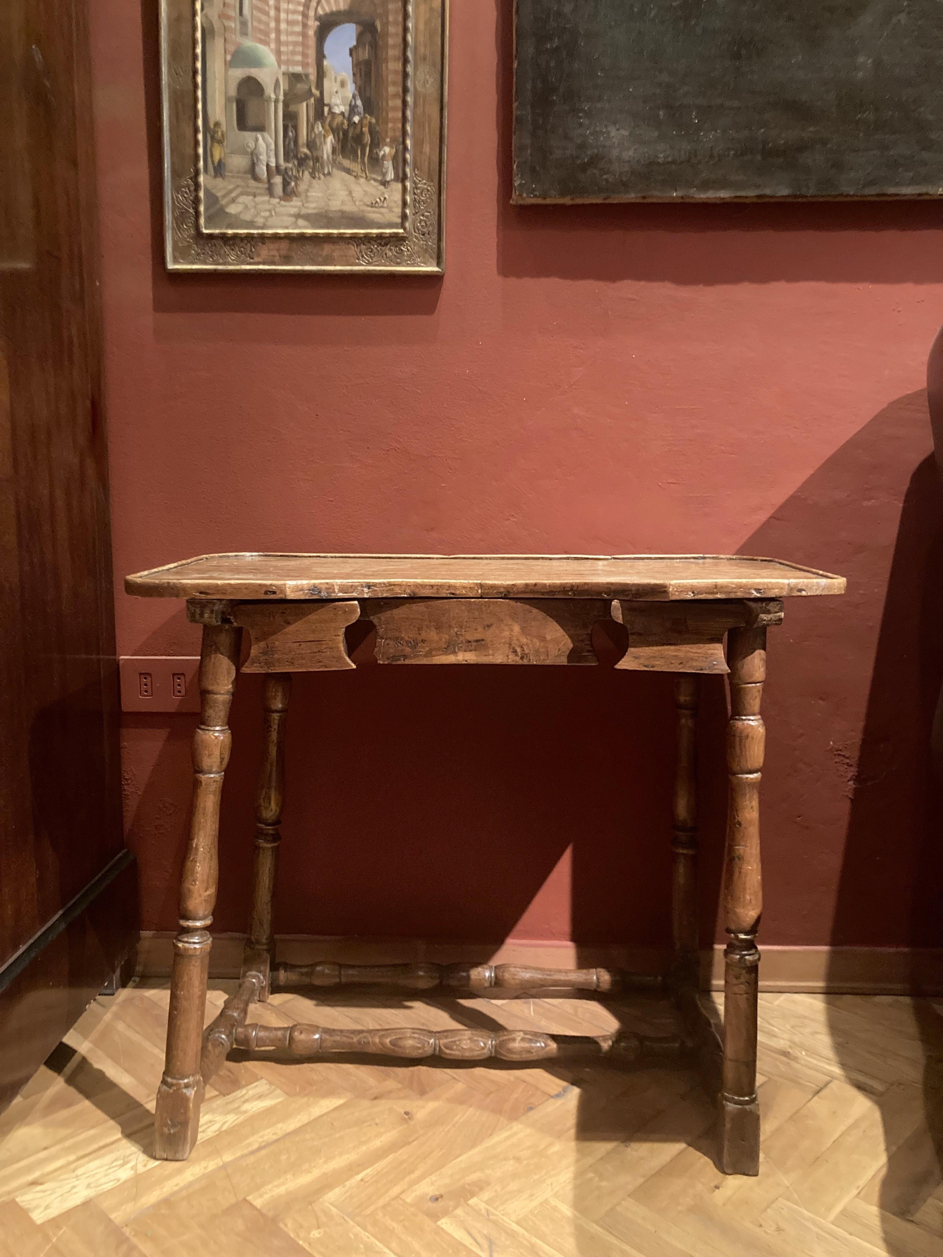 Ancienne table d'appoint italienne baroque rustique en bois du 18ème siècle avec pieds tournés  en vente 4
