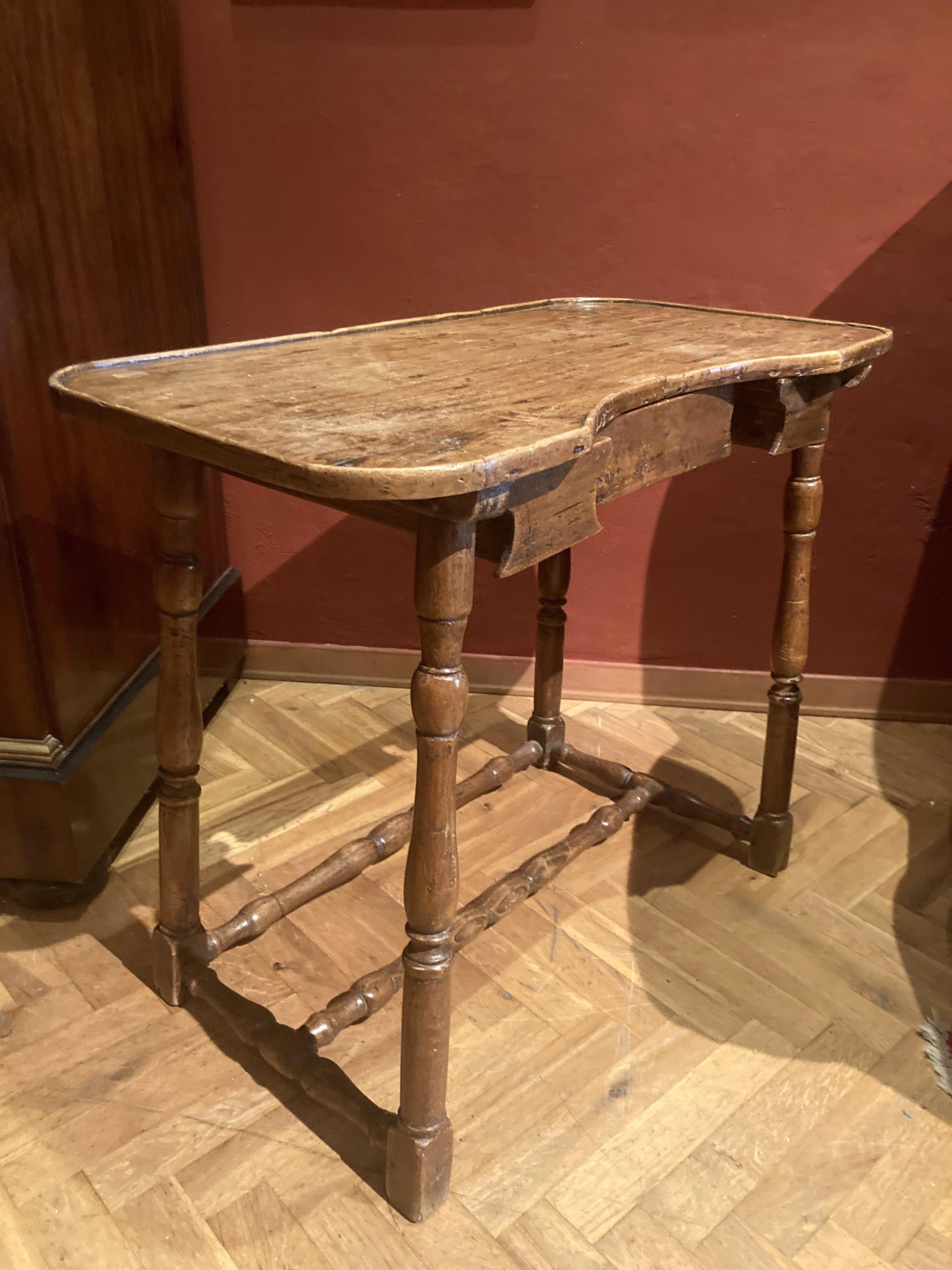 Rustique Ancienne table d'appoint italienne baroque rustique en bois du 18ème siècle avec pieds tournés  en vente