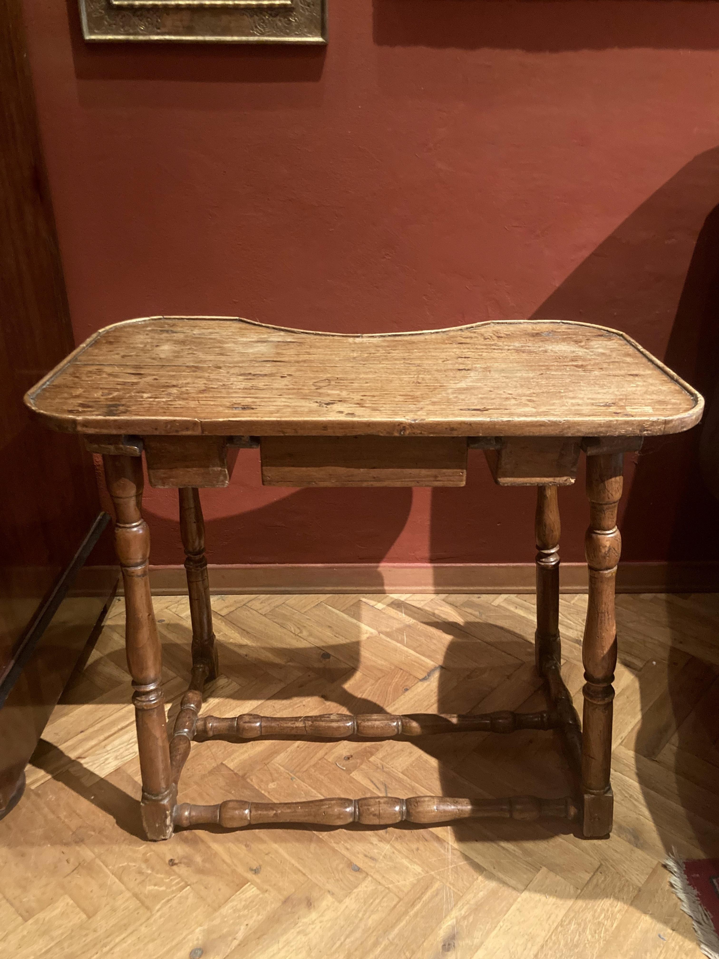 Fait main Ancienne table d'appoint italienne baroque rustique en bois du 18ème siècle avec pieds tournés  en vente