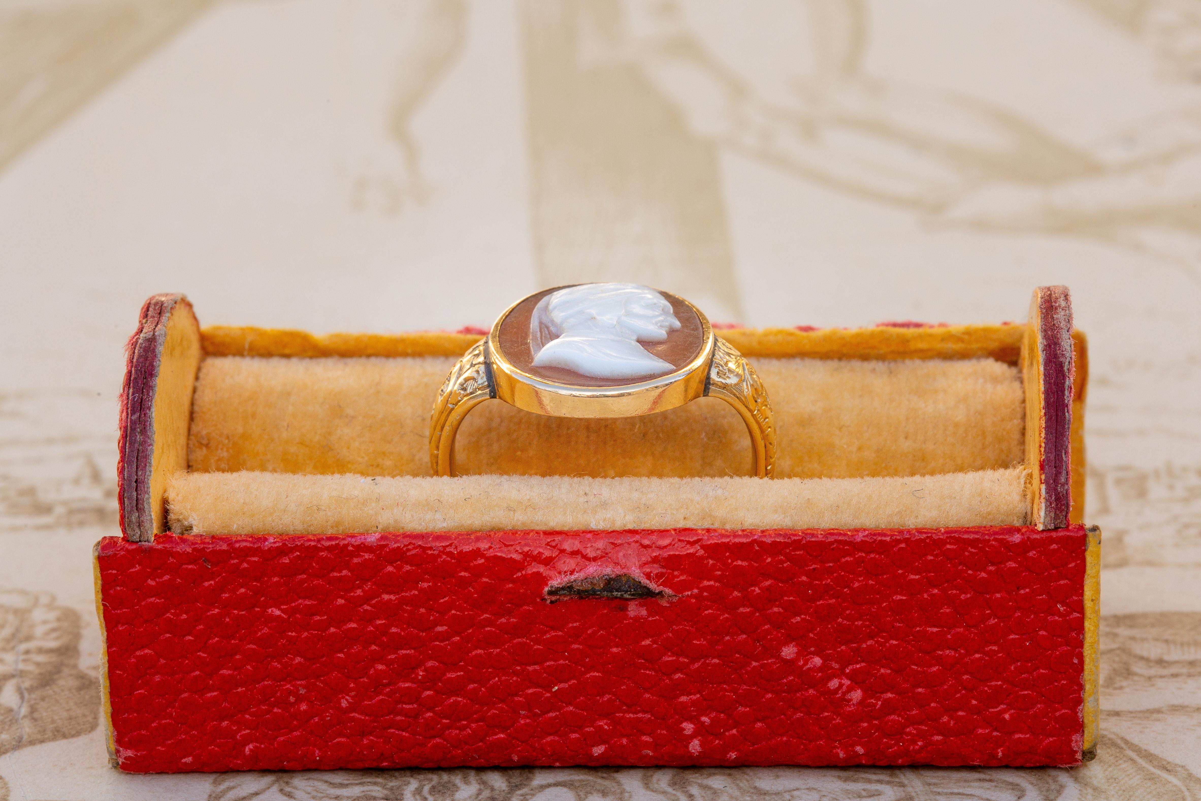 High Victorian Antique Italian 19th Century Fine Shell Cameo of Dante Alighieri Signet Ring