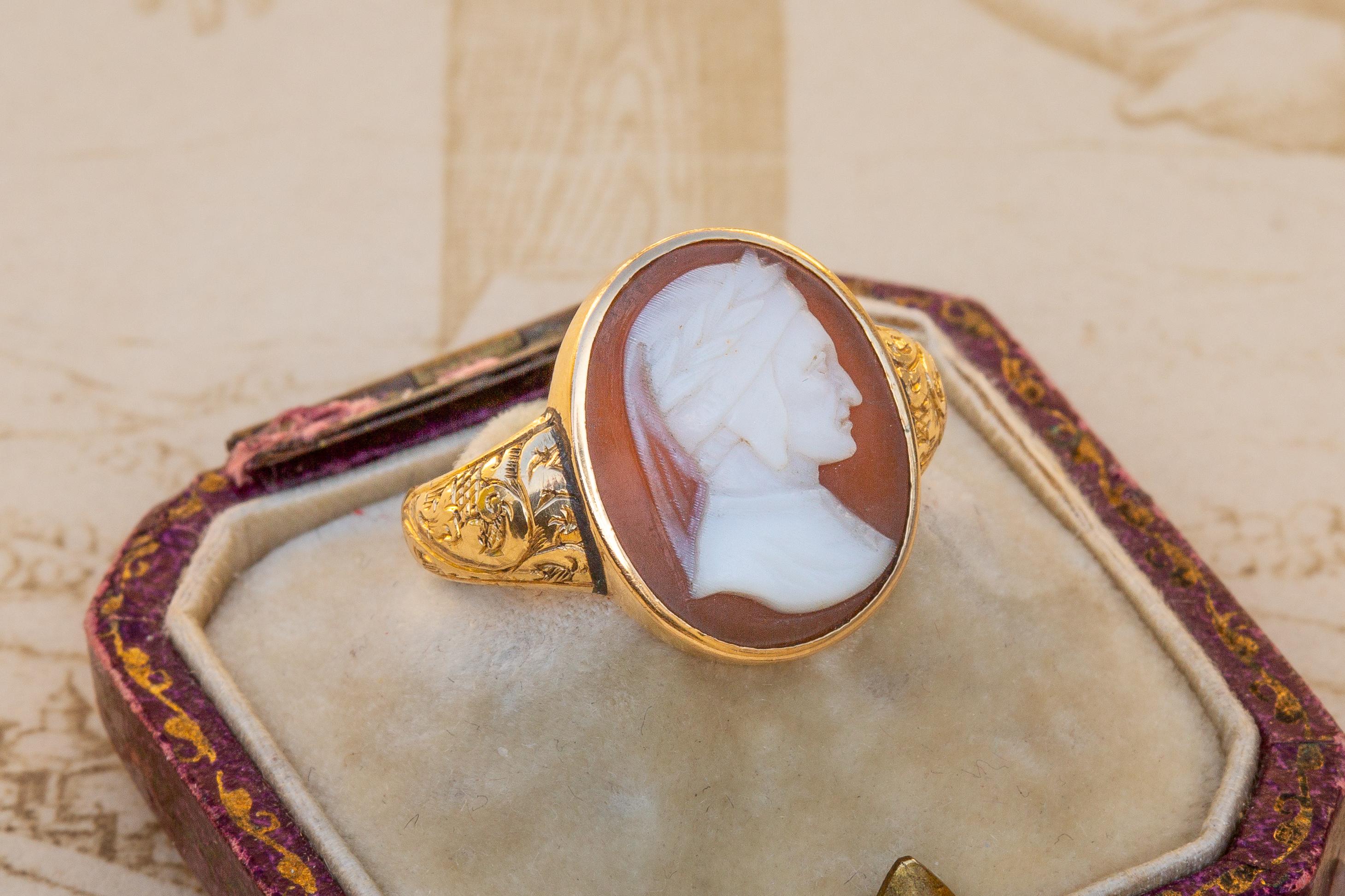 Antique Italian 19th Century Fine Shell Cameo of Dante Alighieri Signet Ring In Good Condition In London, GB