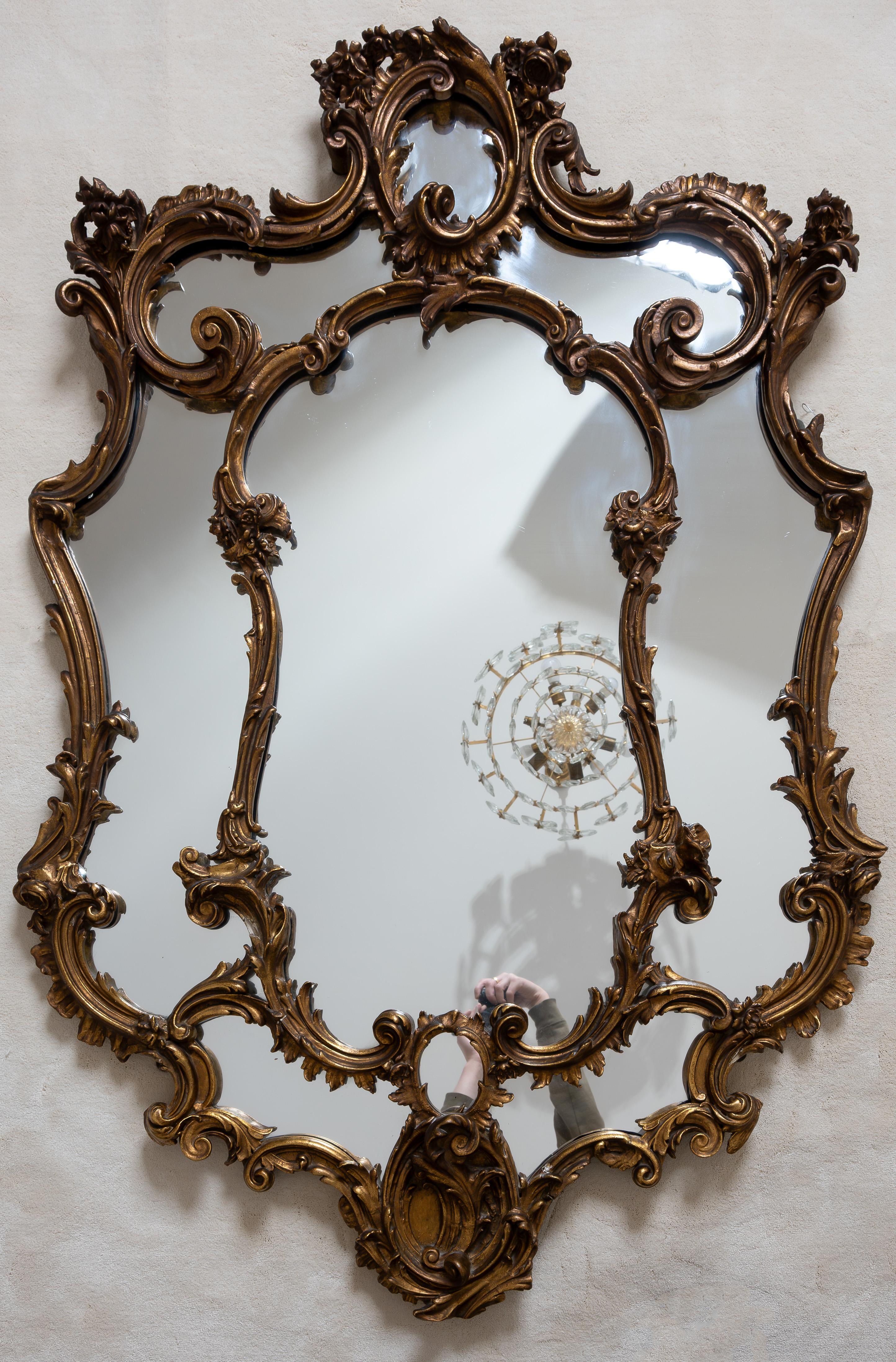 Antique Italian 19th Century Giltwood Wall Mirror (miroir en bois doré) 

Belle patine 