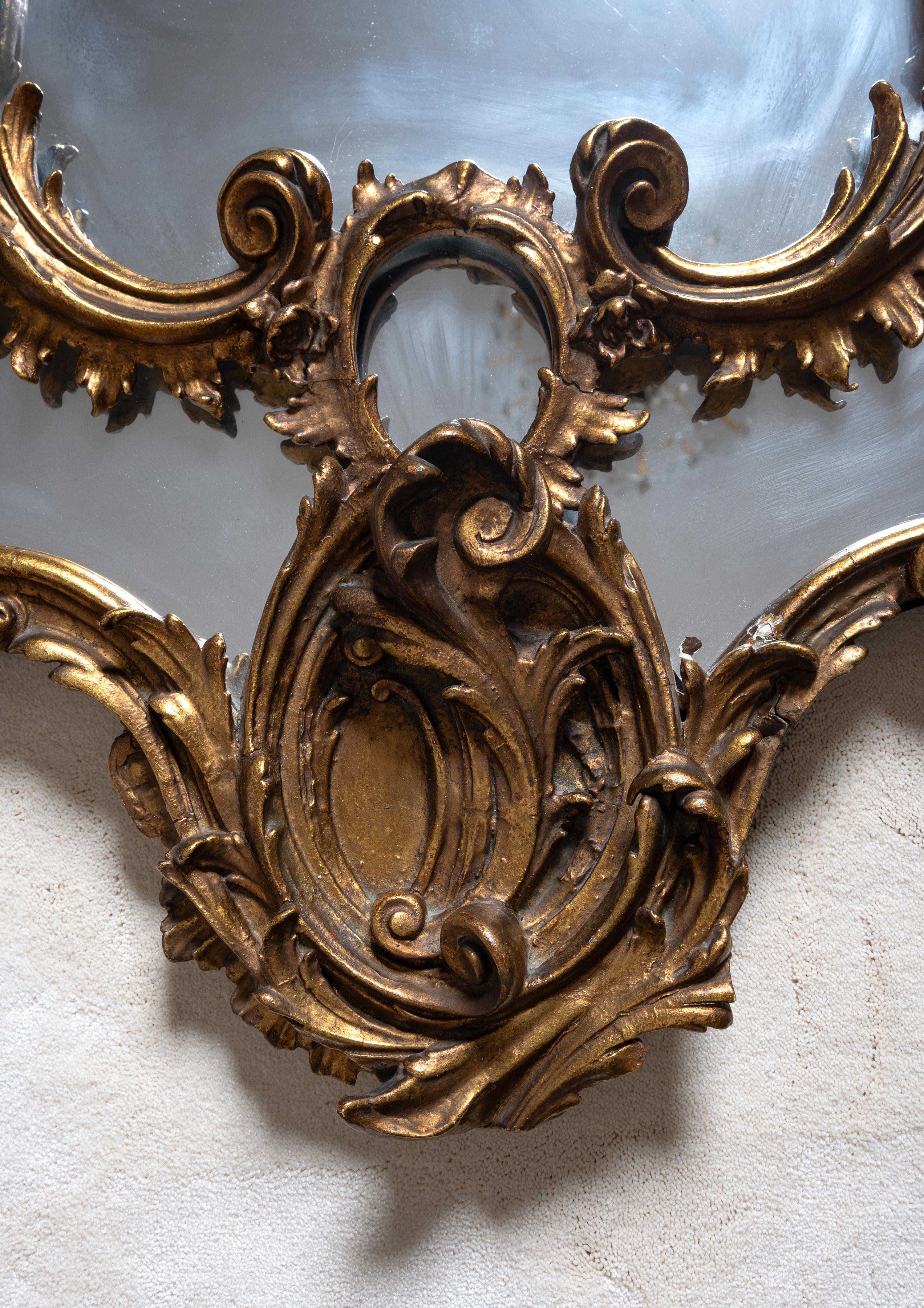 Doré Antique Italian 19th Century Giltwood Wall Mirror (miroir en bois doré)  en vente