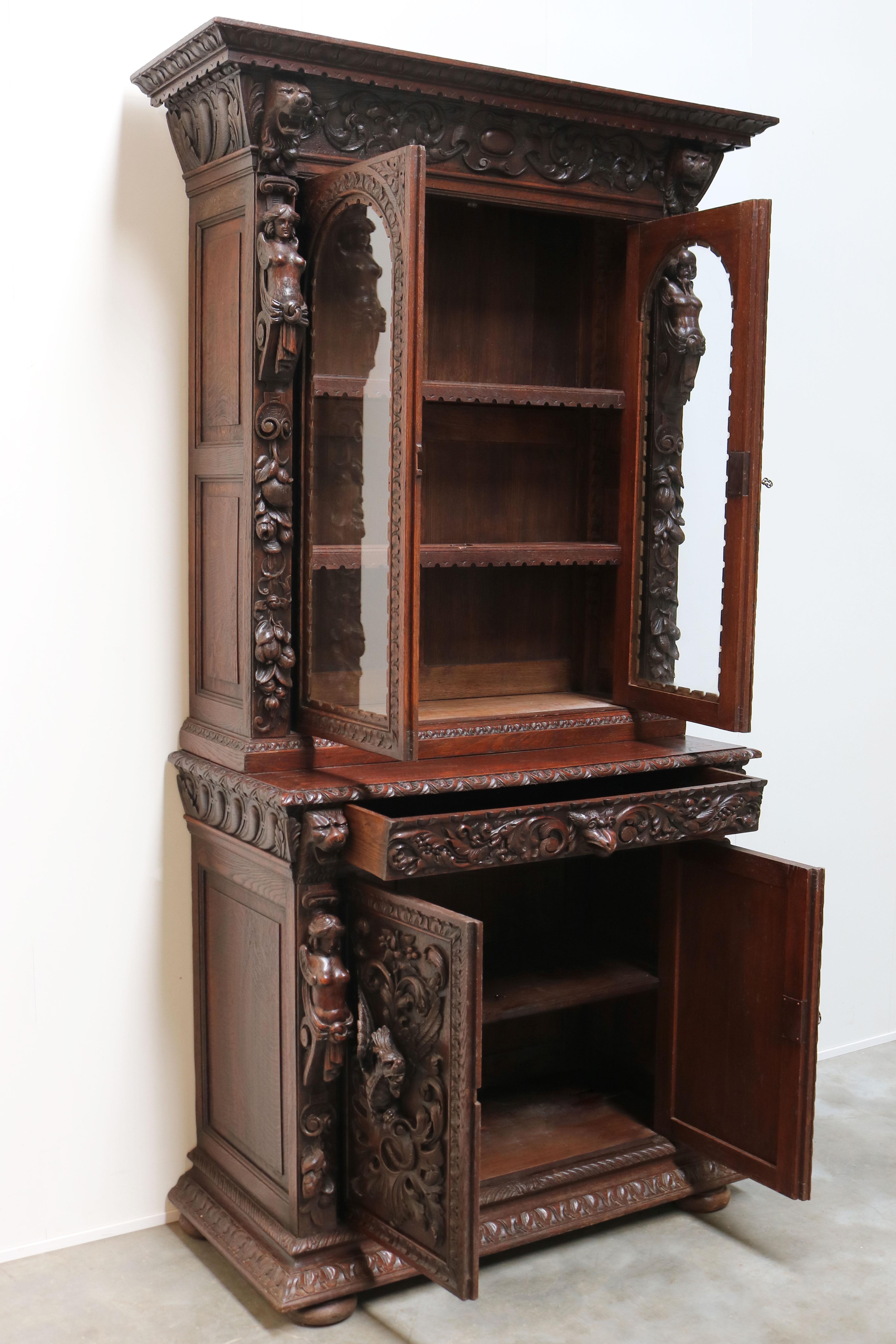 Antique Italian 19th Century Renaissance Revival Bookcase / Display Cabinet Oak In Good Condition For Sale In Ijzendijke, NL