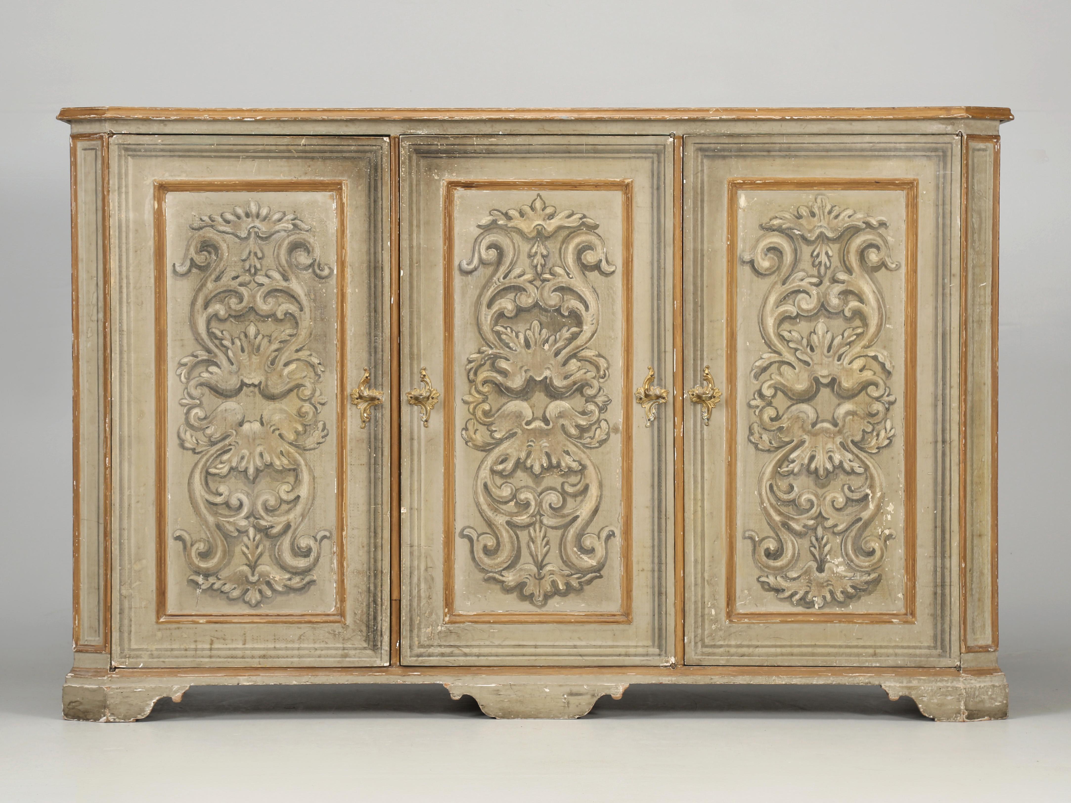 Antiguo Buffet Italiano de 3 Puertas Hermosa Pintura Original Sin Restaurar circa 1800's Neoclásico