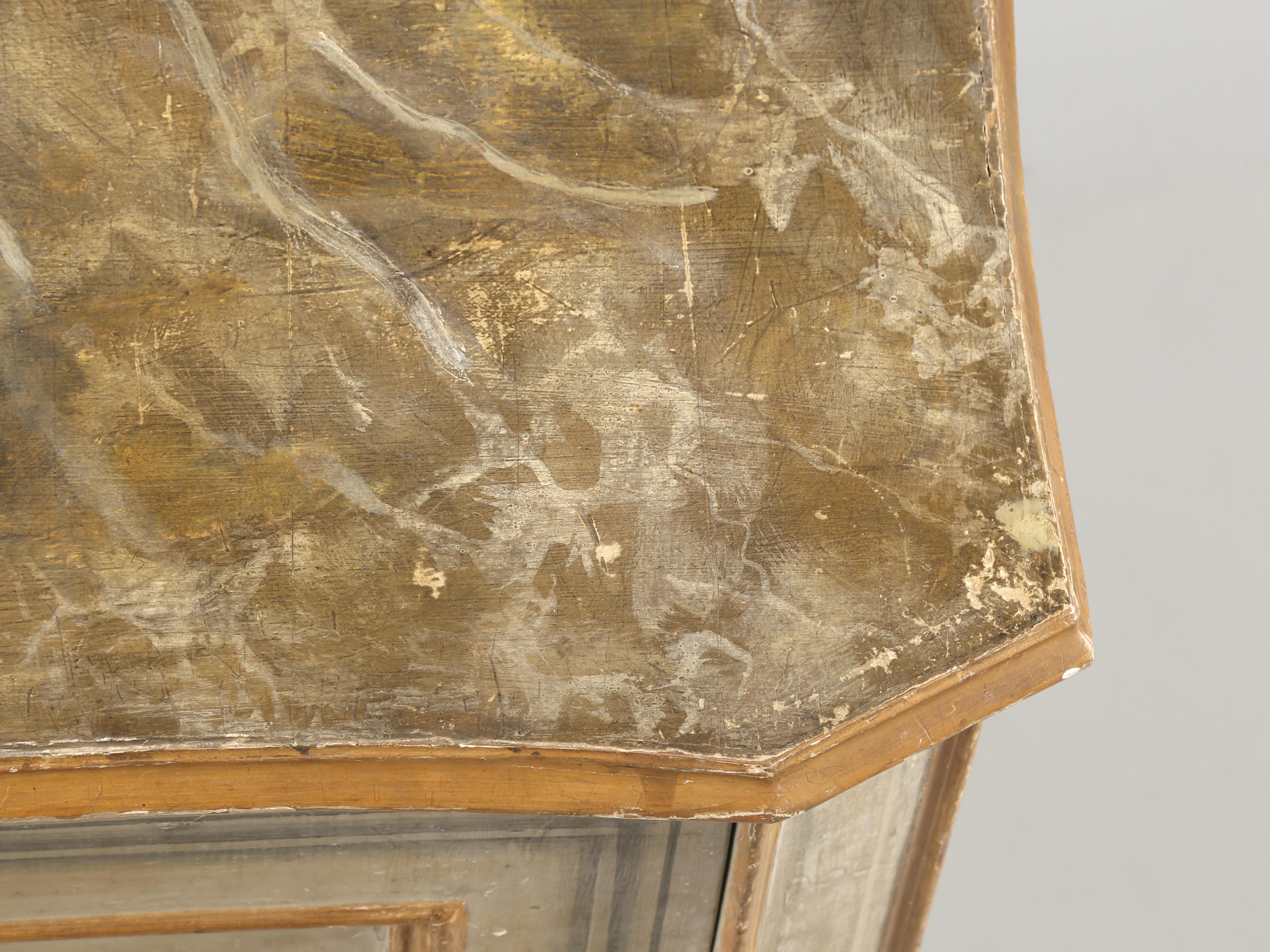 Antiguo Buffet Italiano de 3 Puertas Hermosa Pintura Original Sin Restaurar circa 1800's Latón
