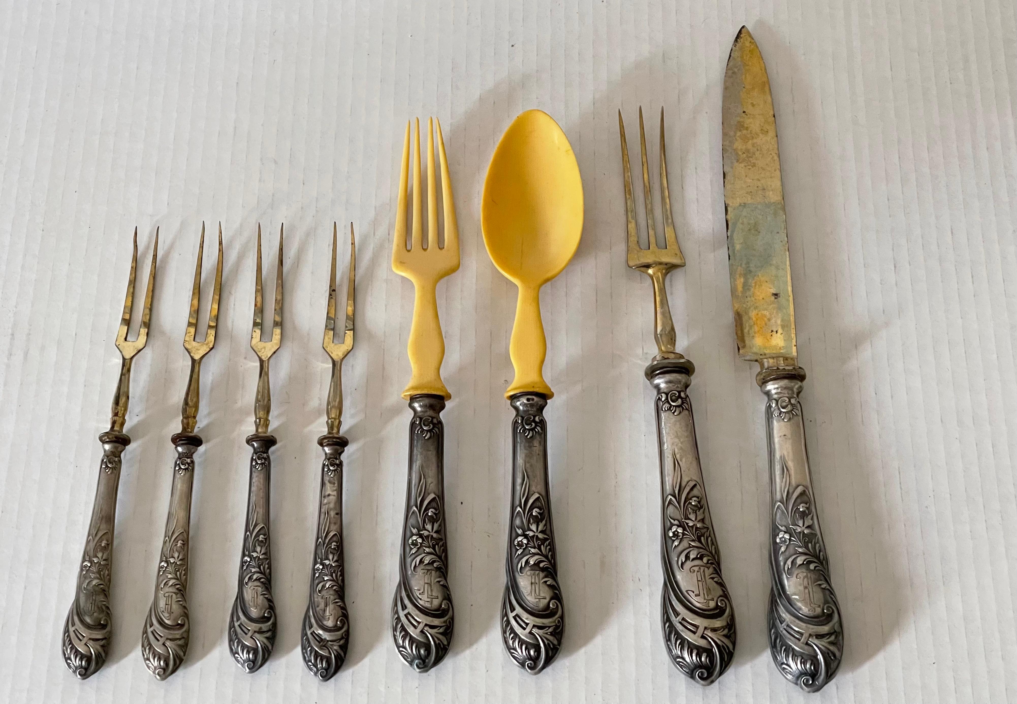 Antico argento italiano 800  set di posate da intaglio in vermeil da 8 pezzi,  Maniglie decorate con stilizzazione Art Nouveau in rilievo. . 