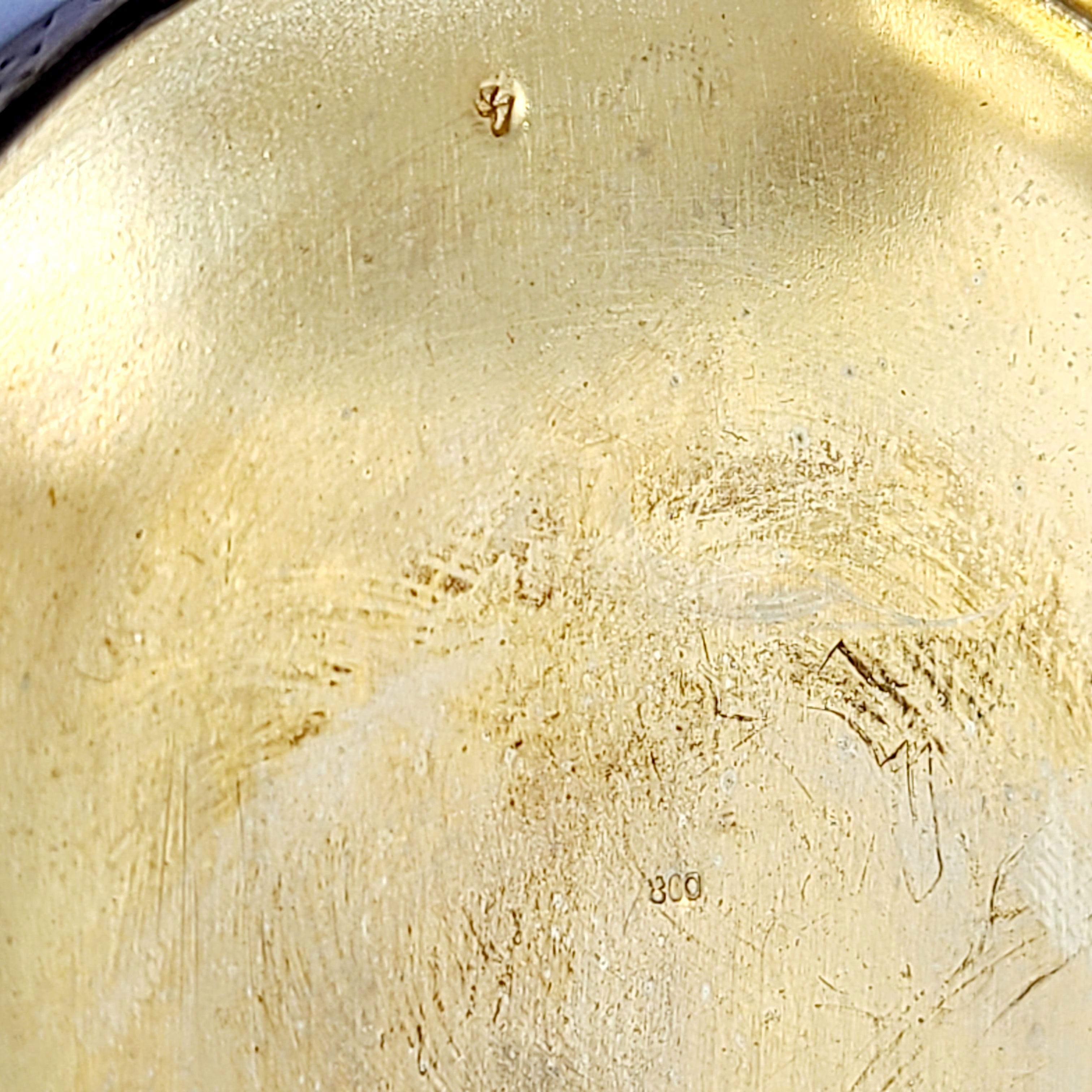 Poudrier rond italien ancien en argent 800, or, vermeil et émail peint à la main en vente 4