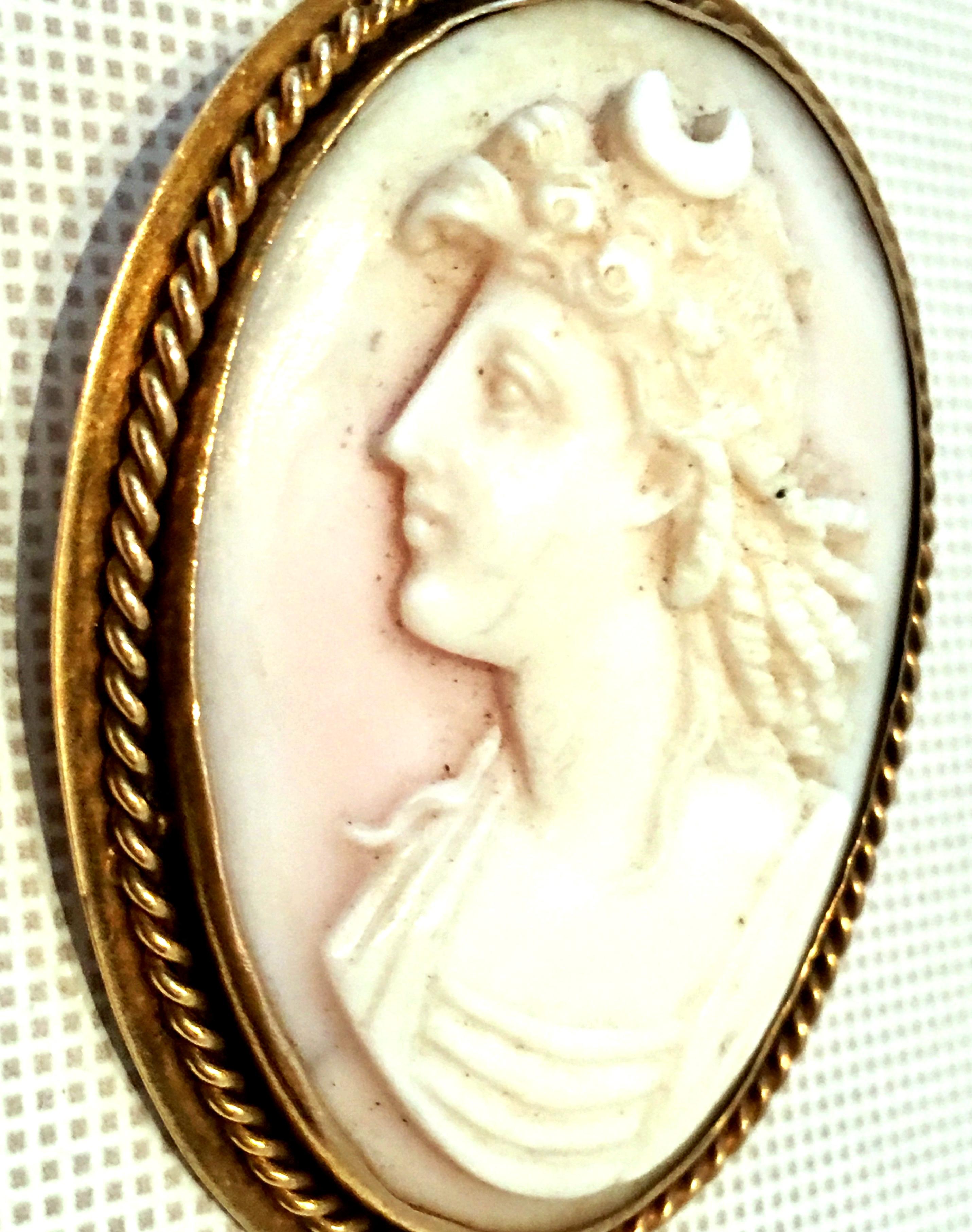 Antique Italian 9K Gold & Highly Carved Pink Shell Cameo Brooch For Sale 1