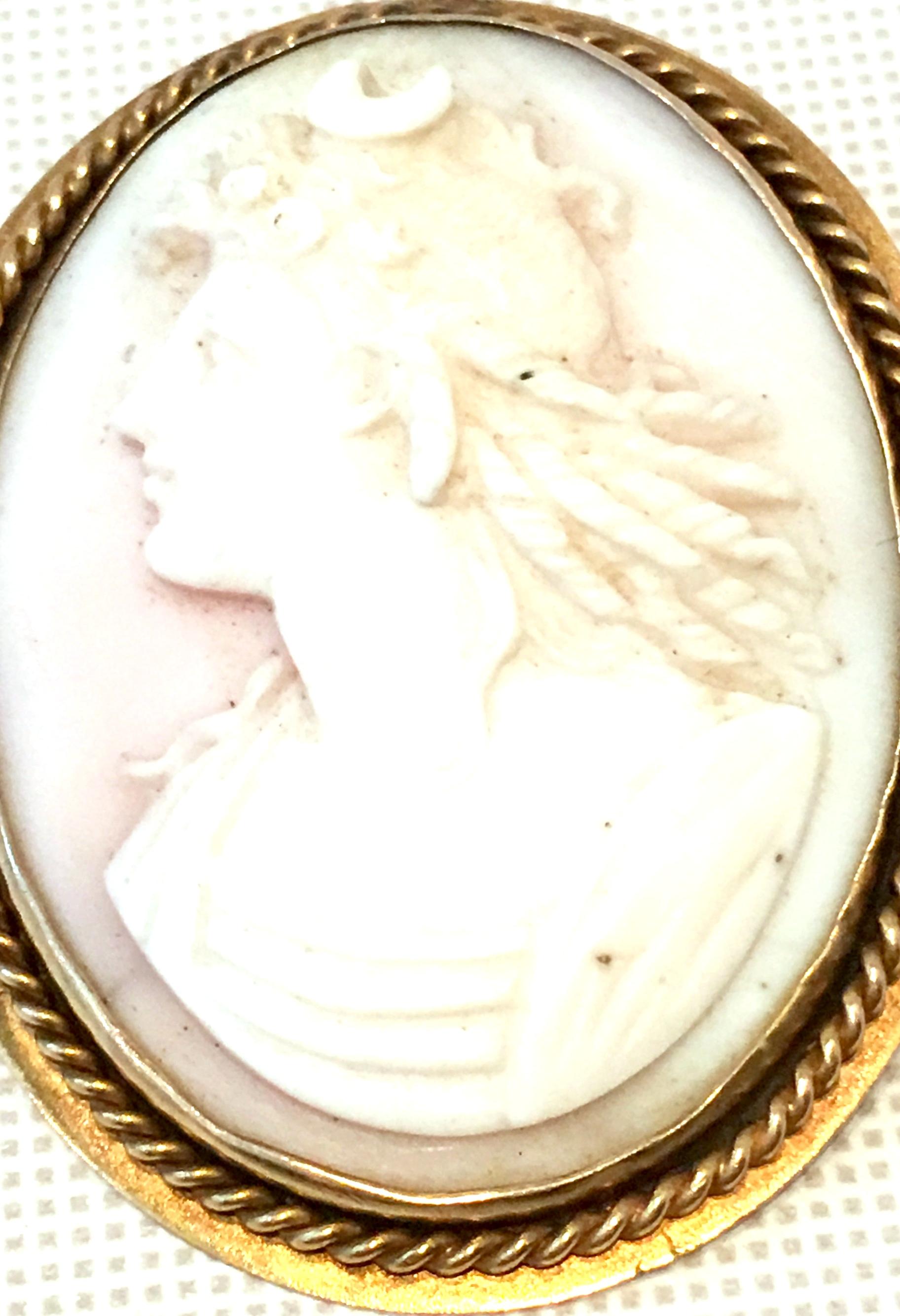 Antique Italian 9K Gold & Highly Carved Pink Shell Cameo Brooch For Sale 3