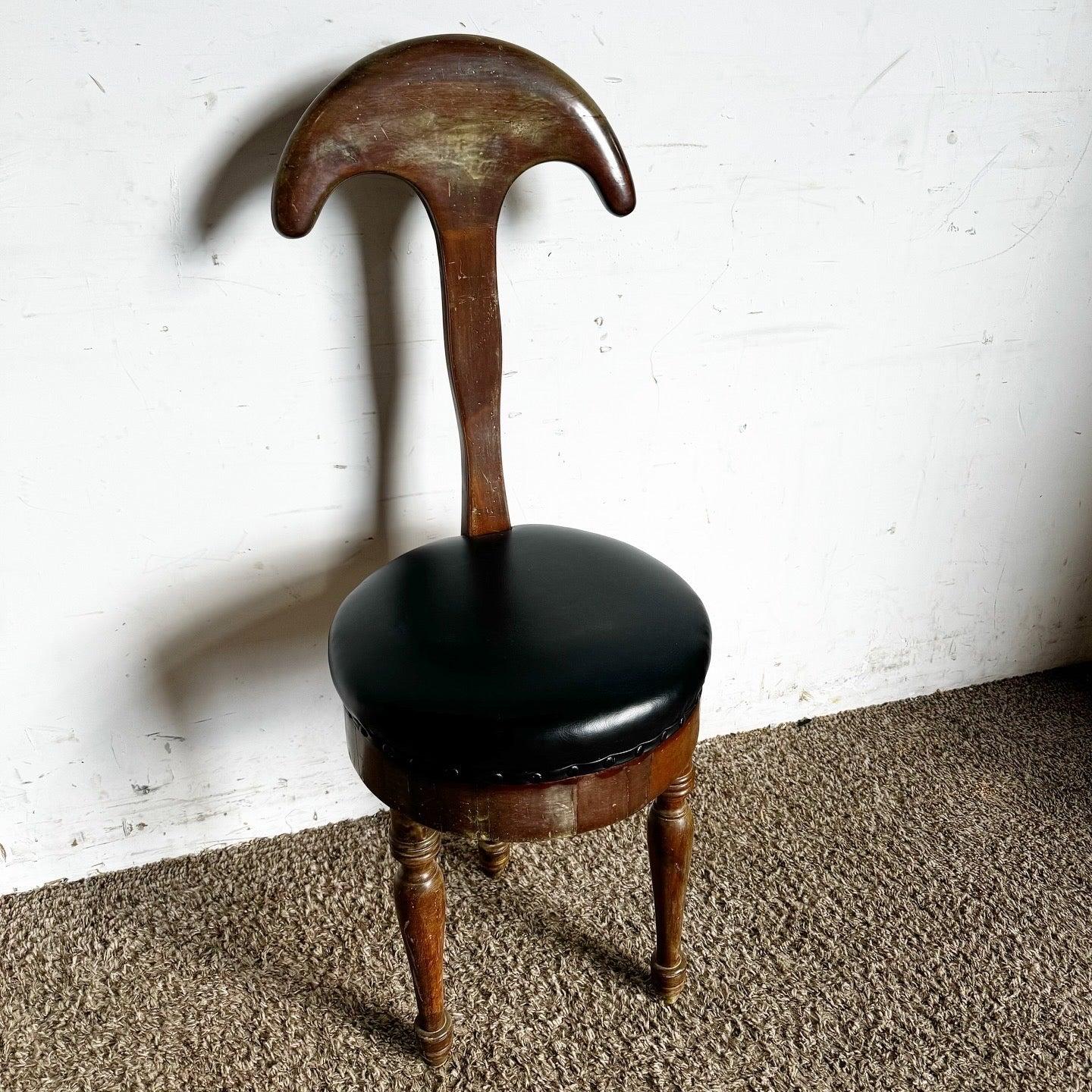 Descubre la Silla de centro italiana antigua de Toniolo Gildo, con intrincadas tallas y una elegancia atemporal para interiores sofisticados.
 
 Vendemos artículos tal y como se adquieren, sin restaurar ni reparar. Las piezas antiguas pueden estar