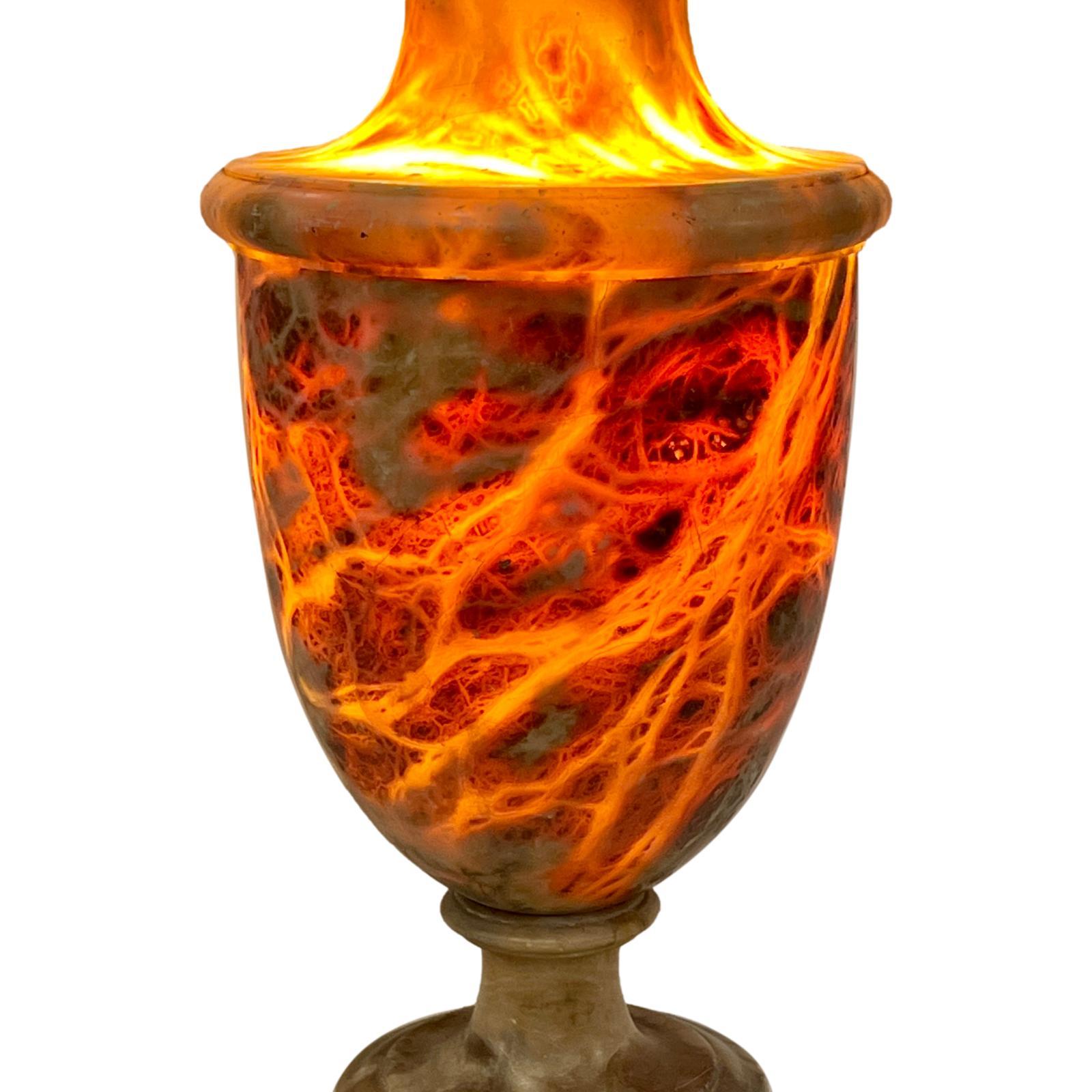 Lampe italienne en forme d'urne en albâtre, datant des années 1920, montée sur une base en lucite.

Mesures :
Hauteur : 13.5