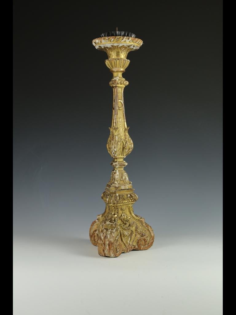 Antike italienische Altar Hand geschnitzt Giltwood Kerzenleuchter

Dieser dekorative italienische Altarleuchter aus dem späten 17. bis frühen 18. Jahrhundert ist ein bemerkenswertes Stück Geschichte. Handgeschnitzt aus Holz und mit Gesso und