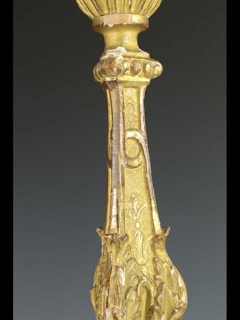 Antike italienische Altar Hand geschnitzt Giltwood Kerzenleuchter (Vergoldetes Holz) im Angebot
