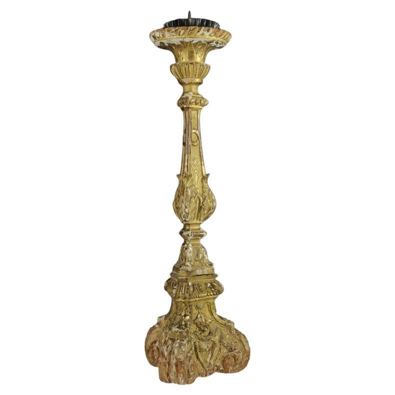 Antiguo candelabro italiano de madera dorada tallada a mano para altar
