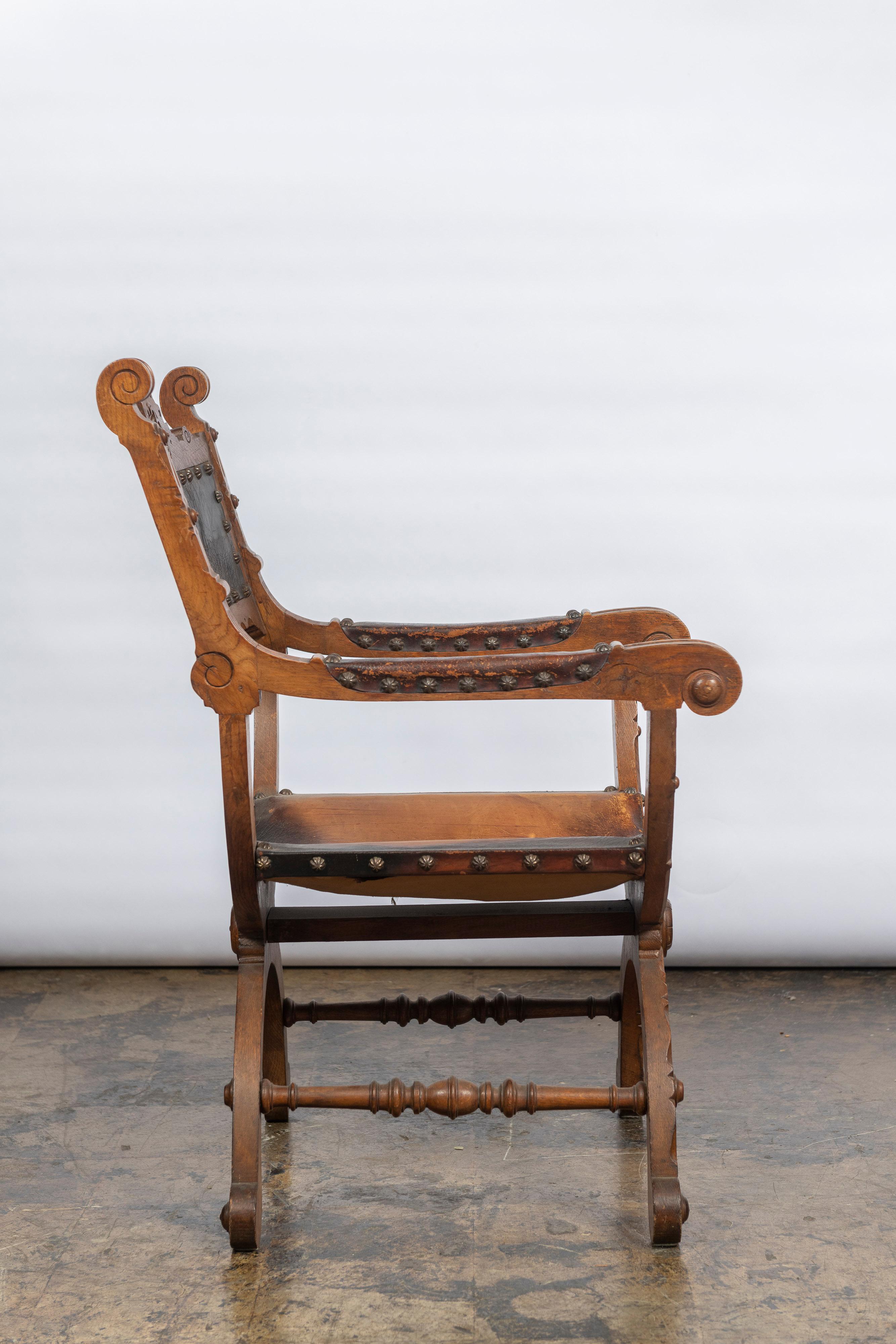 Antique Italian Armchair in Carved Wood and Leather In Good Condition For Sale In San Francisco, CA
